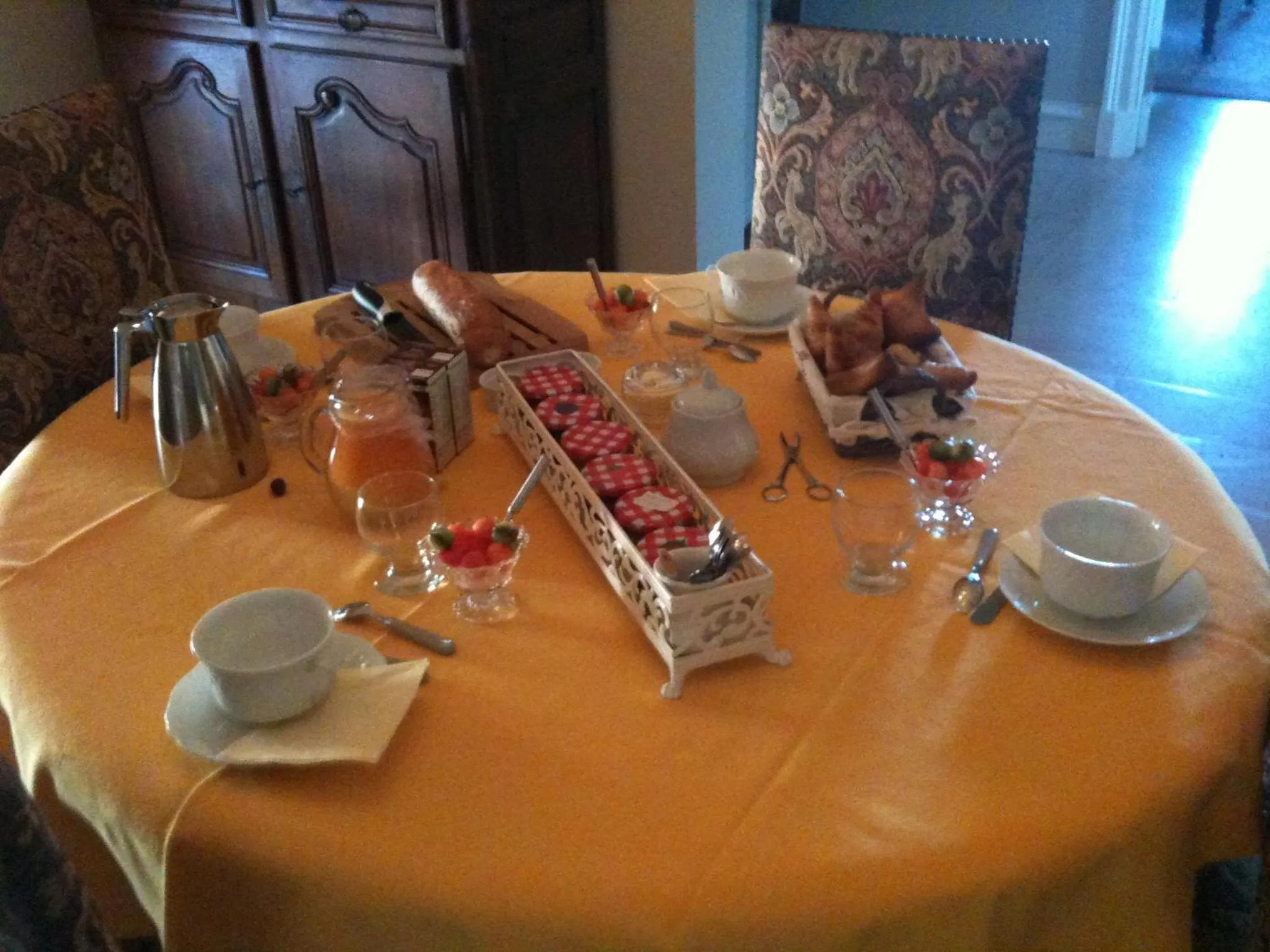 Continental breakfast in Chambre d'Hôte Couguiolet - avec piscine