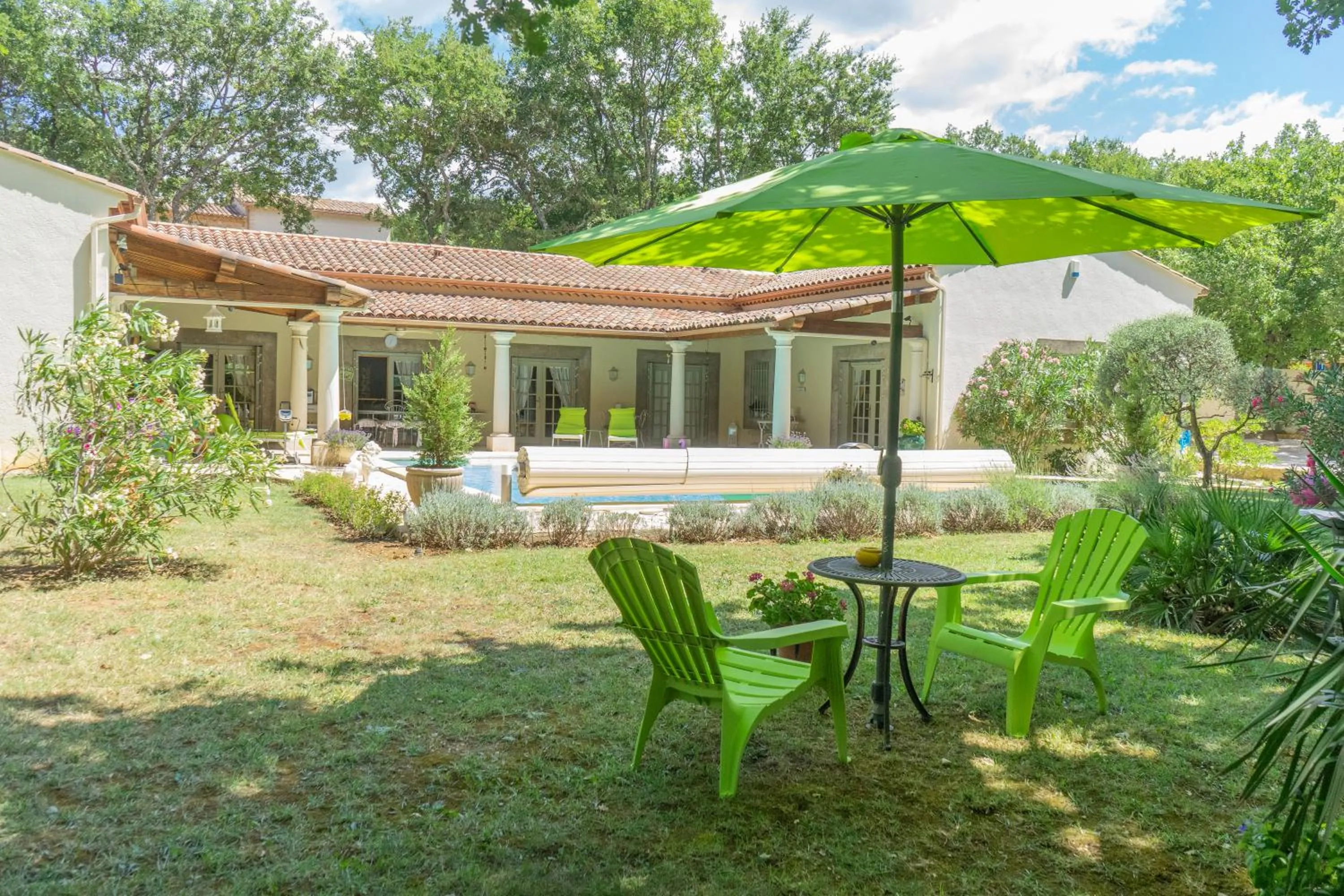 Garden view in Chambre d'Hôte Couguiolet - avec piscine