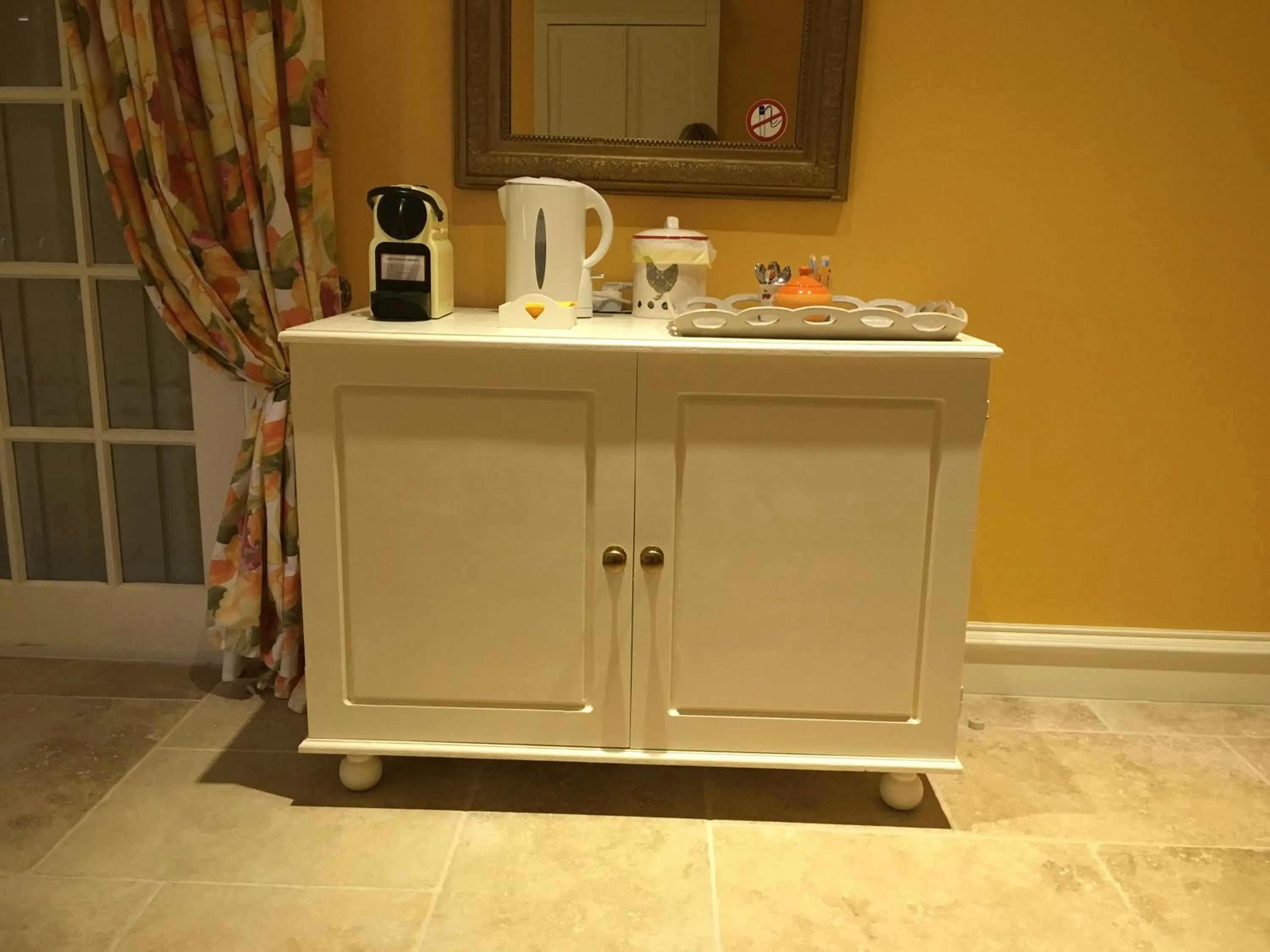 Coffee/tea facilities in Chambre d'Hôte Couguiolet - avec piscine