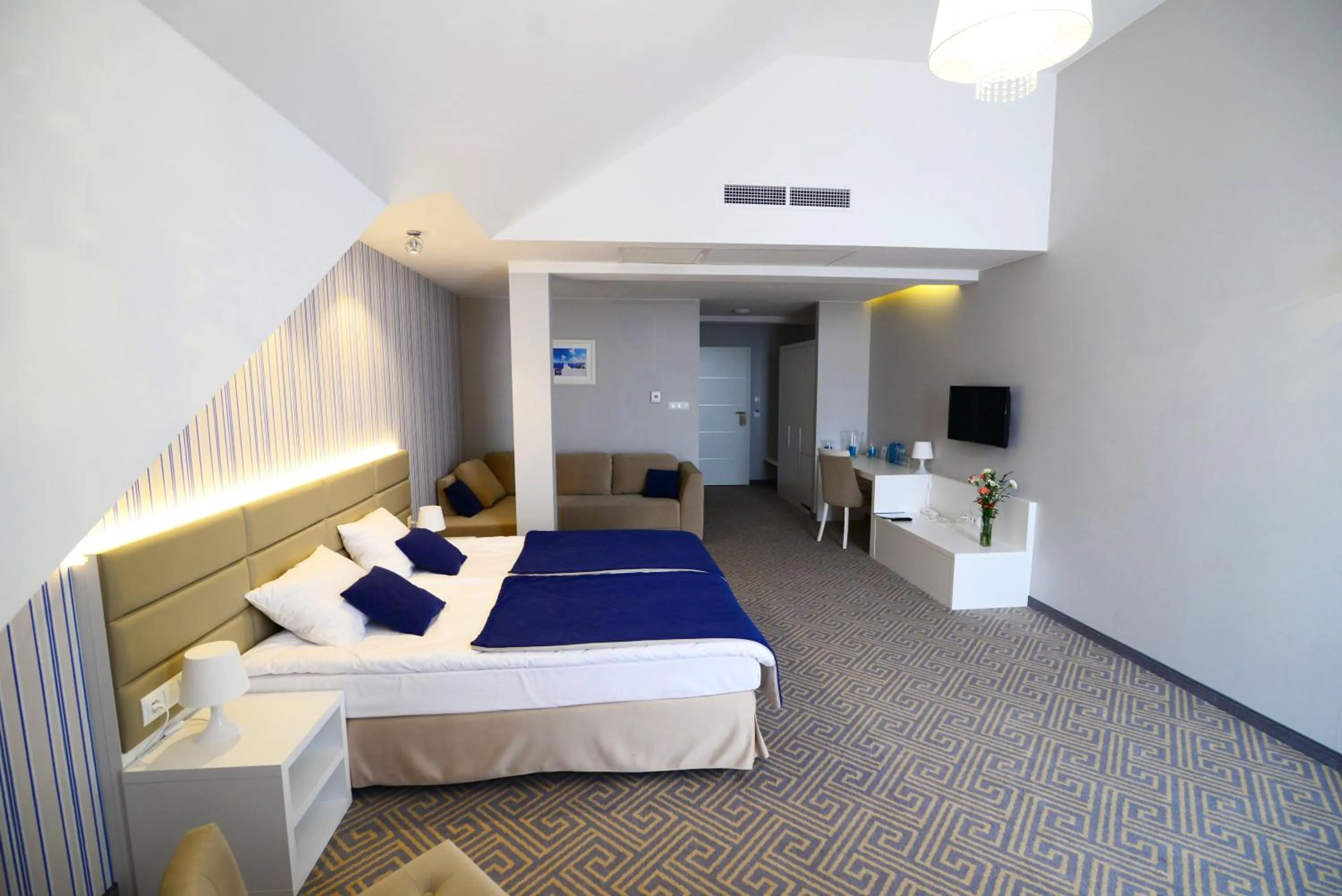 Bathroom, Bed in Hotel Aleksandria