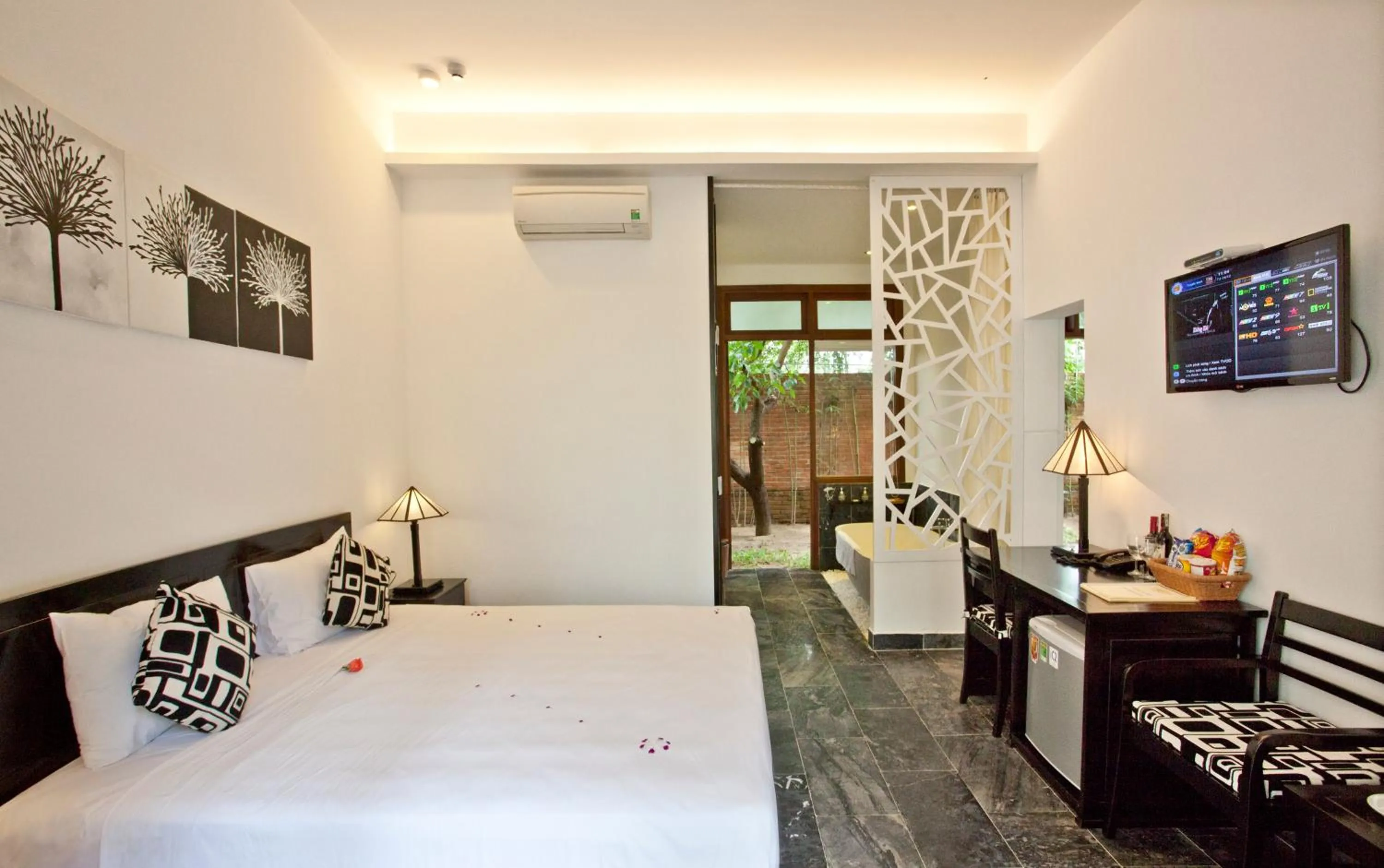 Bed in Hoi An TNT Villa
