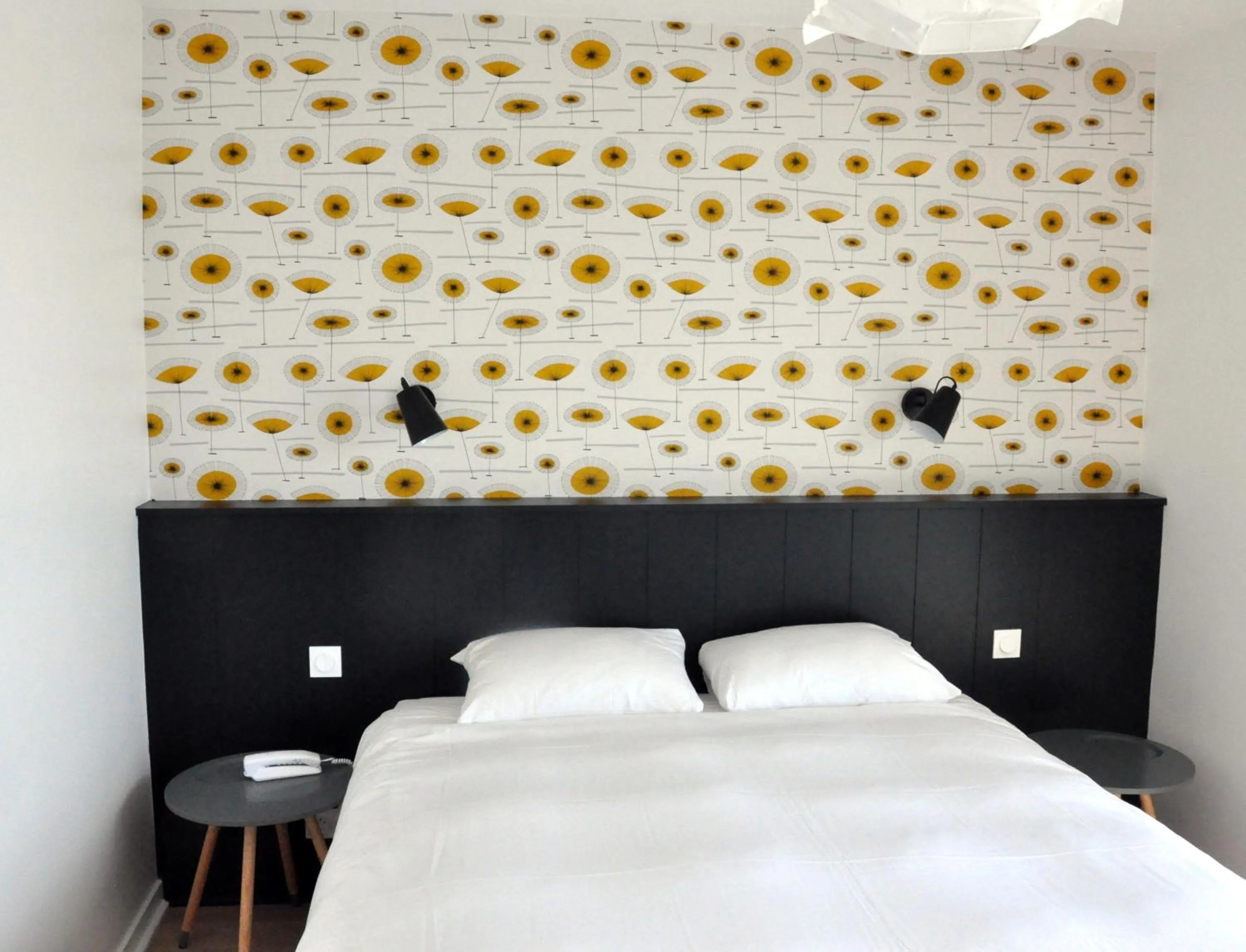 Bedroom, Bed in Logis Hotel Du Port