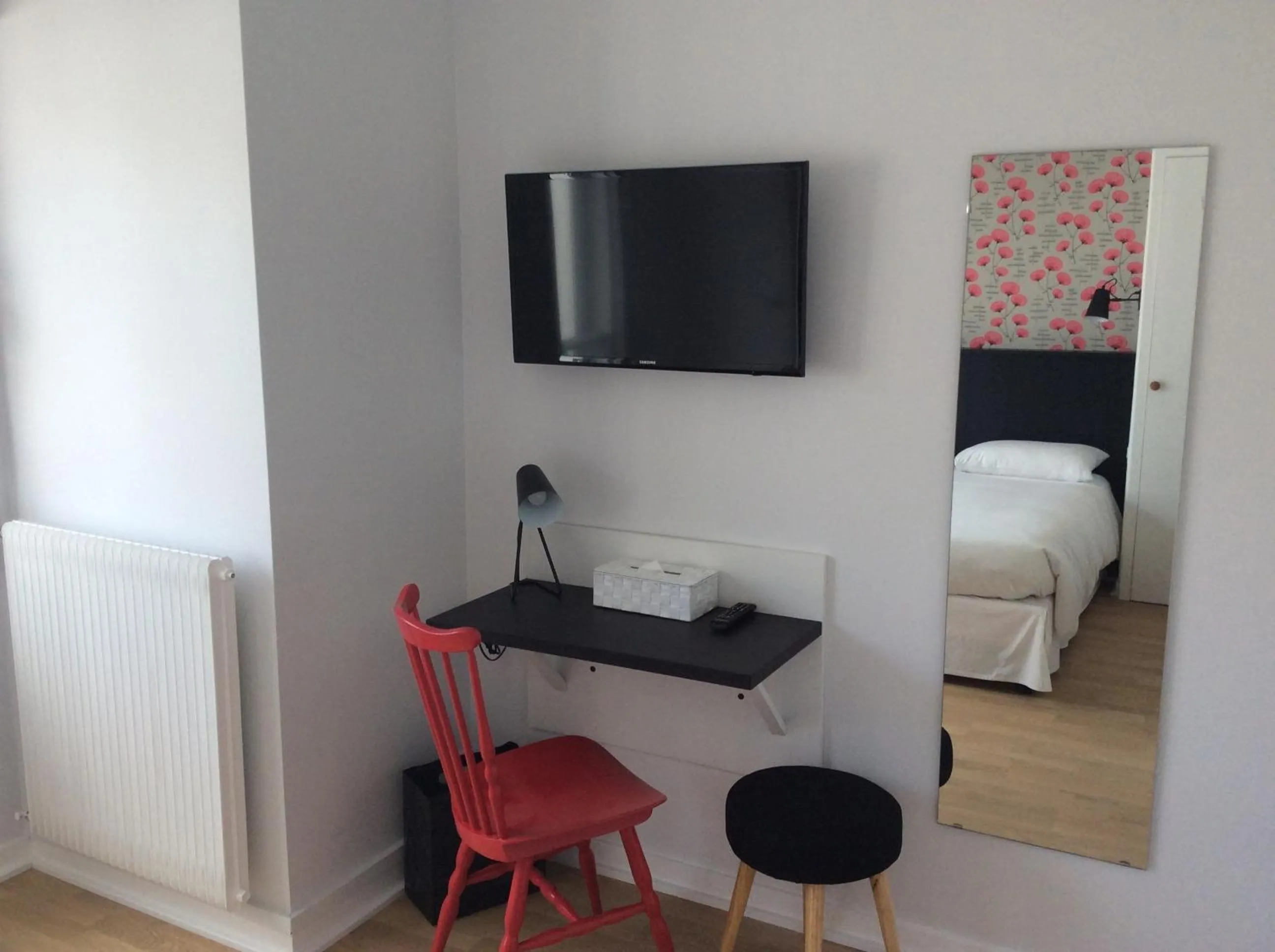 Seating area, Bed in Logis Hotel Du Port