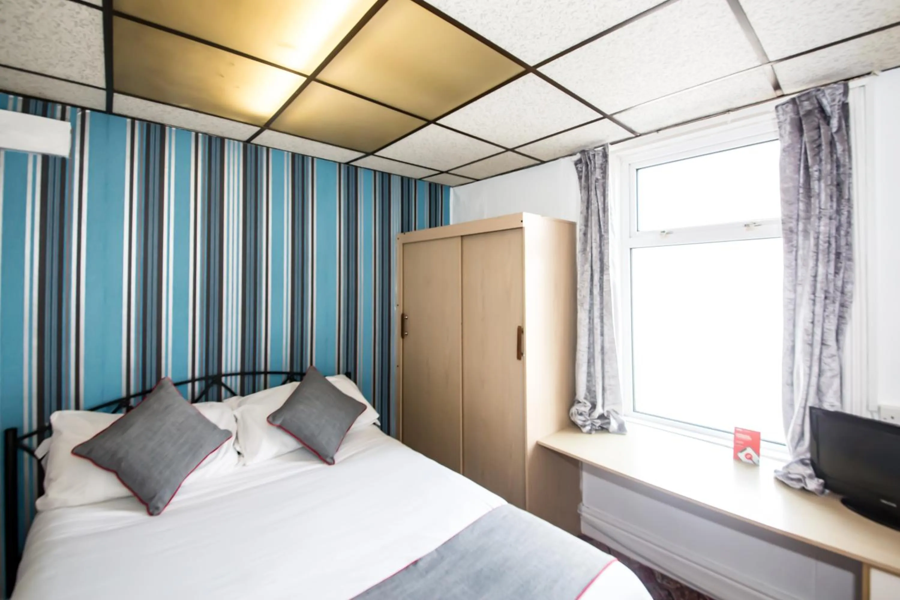 Photo of the whole room, Bed in MyRoomz Silver Strand Hotel