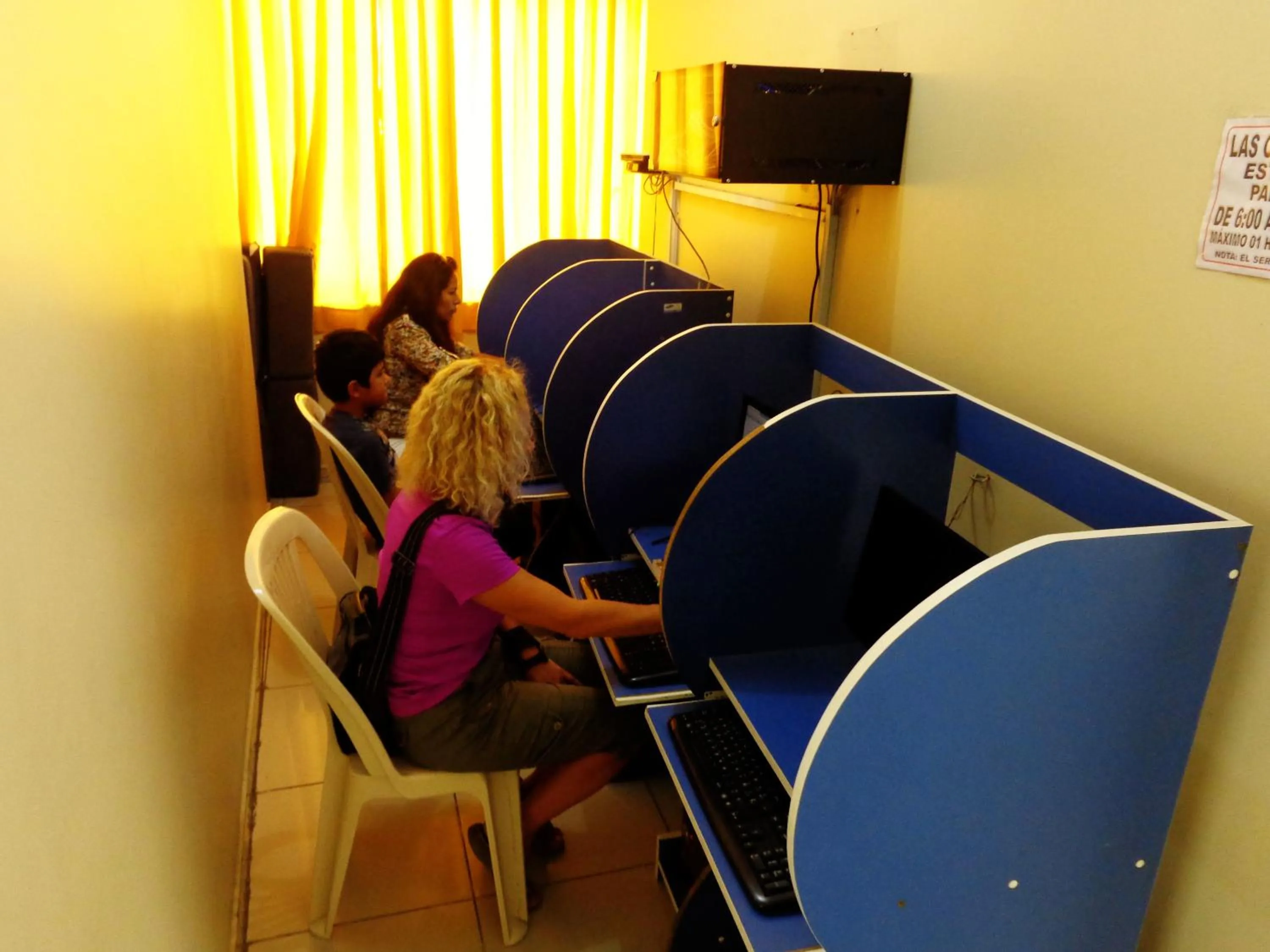 Communal lounge/ TV room in Hotel Colon Plaza