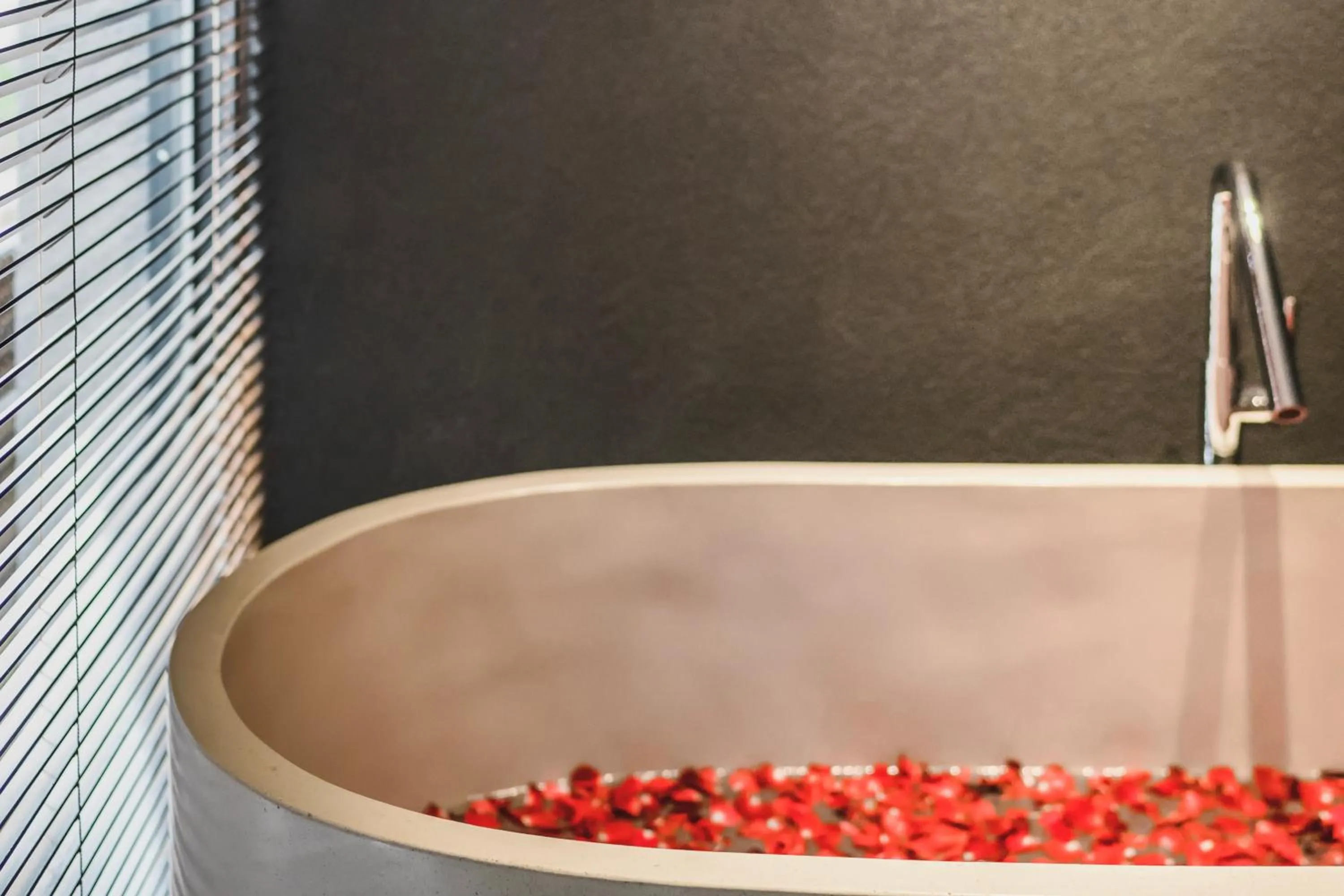 Massage in iSuite by Ekosistem