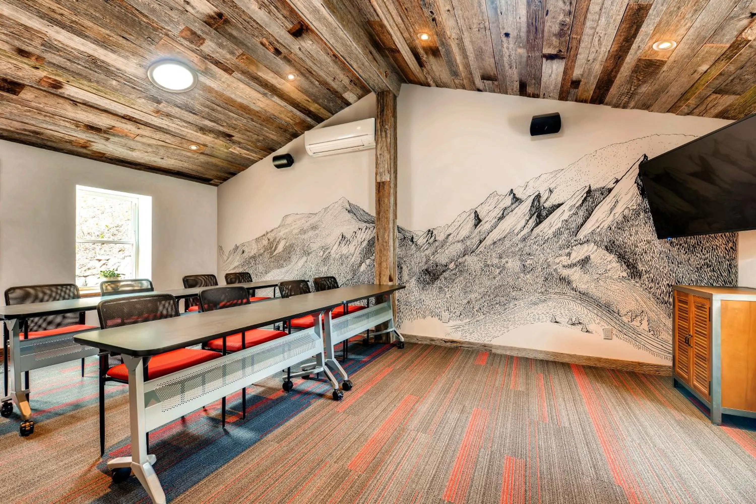 Communal lounge/ TV room in A-Lodge Boulder