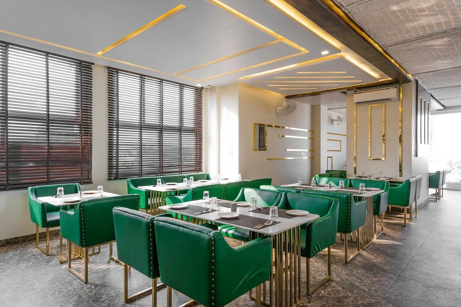 Restaurant/places to eat in Ramana Hotel