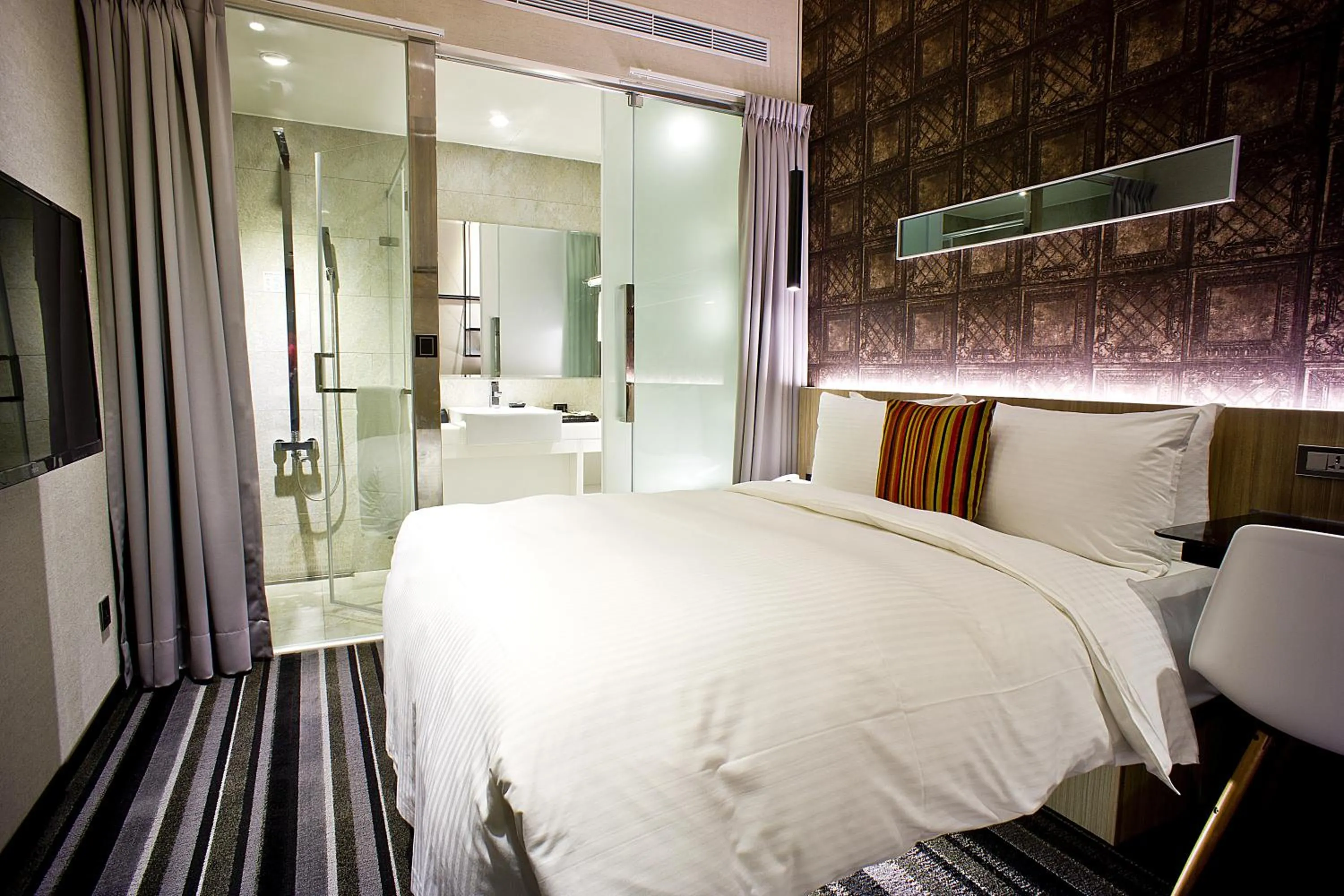 Photo of the whole room, Bed in Via Hotel - Zhongxiao