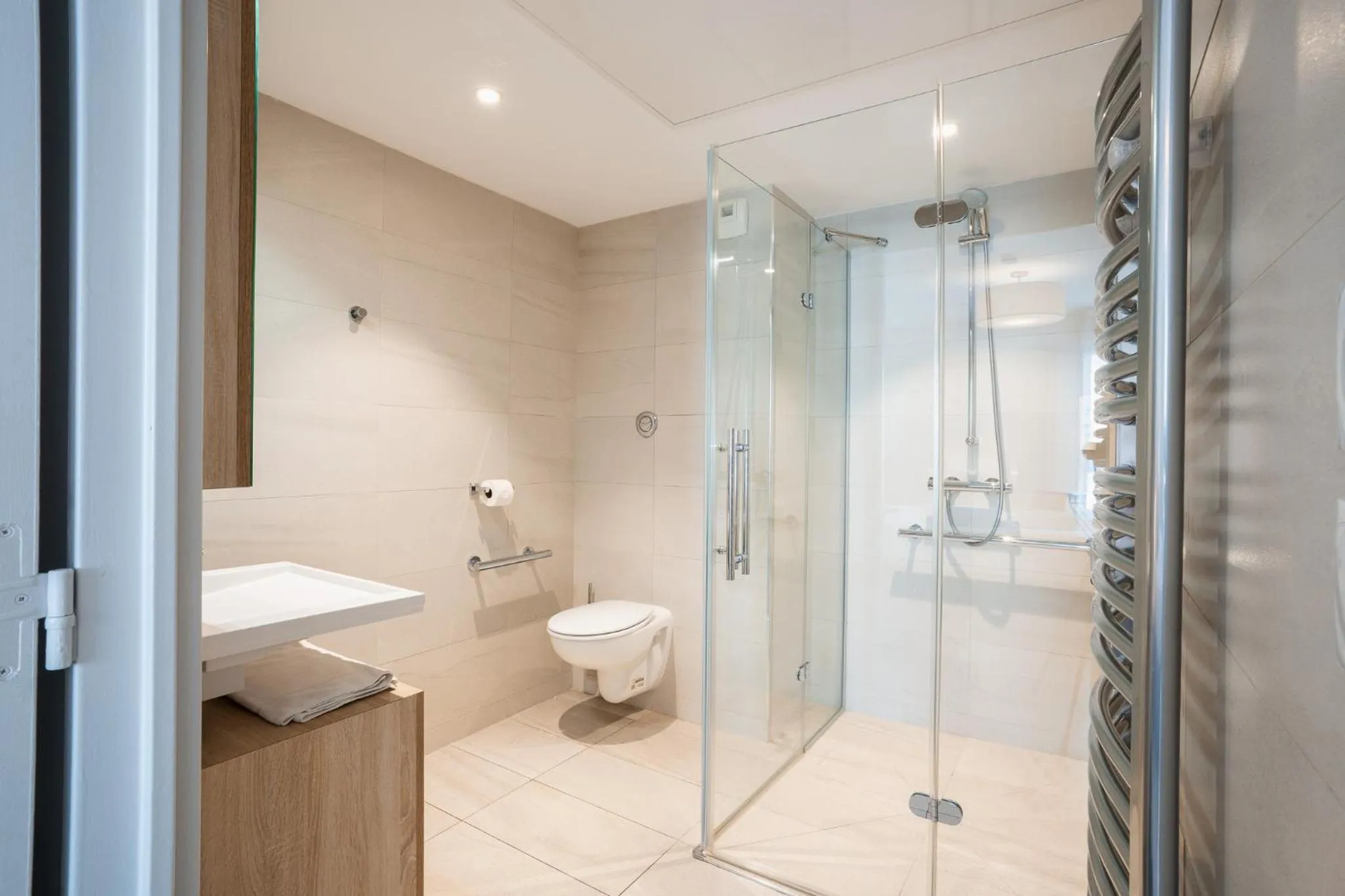 Shower in Zenitude Quality Aparthotel Nice