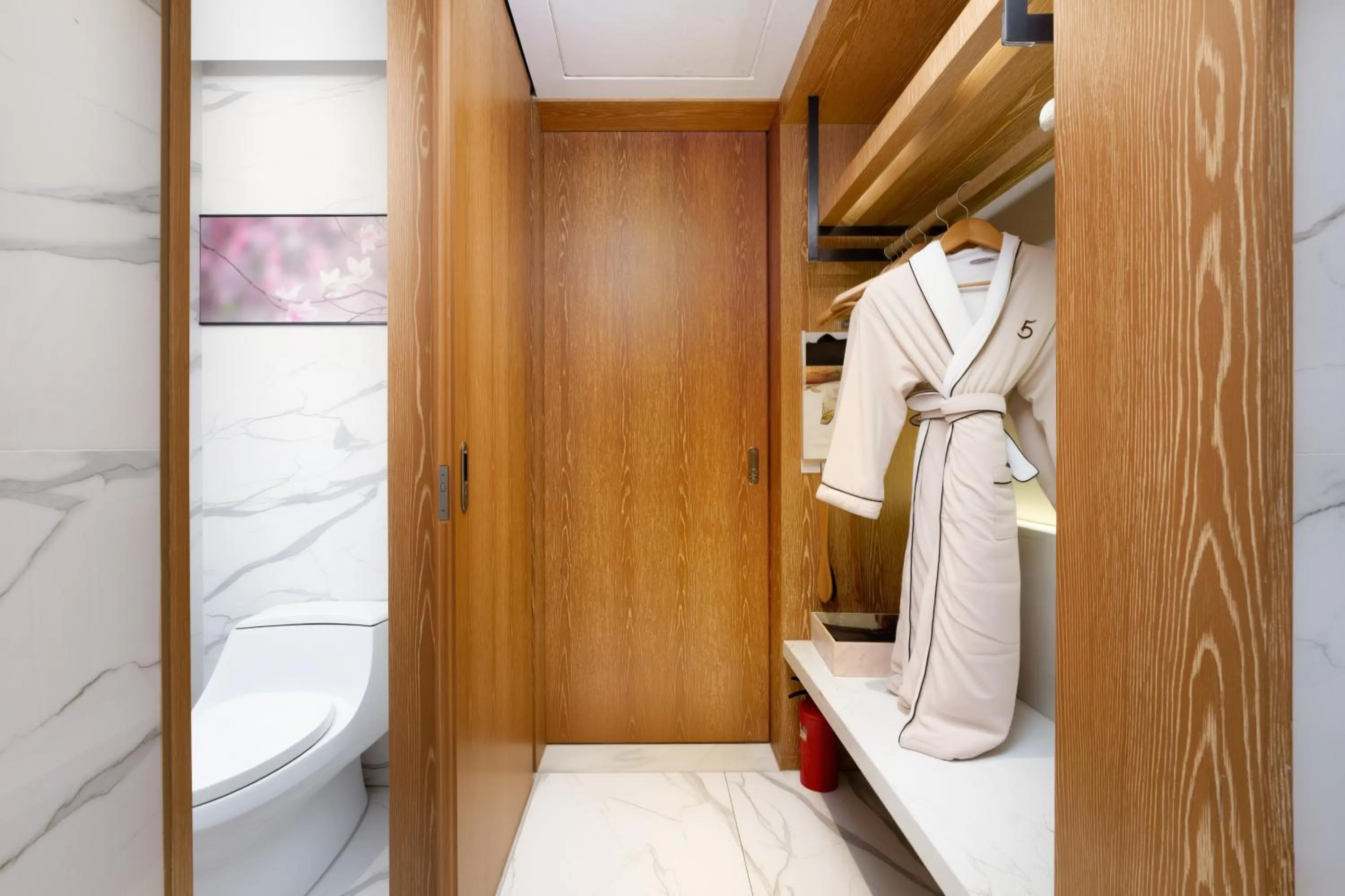 wardrobe in 广州岭南五号酒店 LN Hotel Five