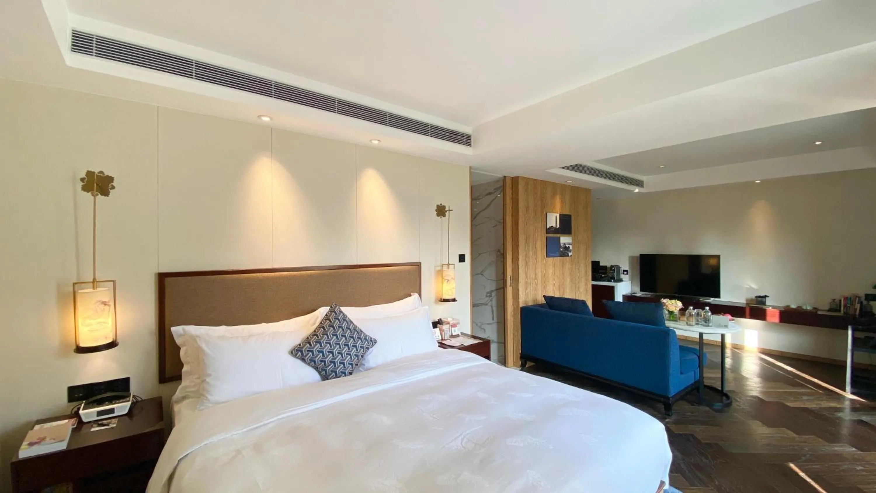 Photo of the whole room, Bed in 广州岭南五号酒店 LN Hotel Five