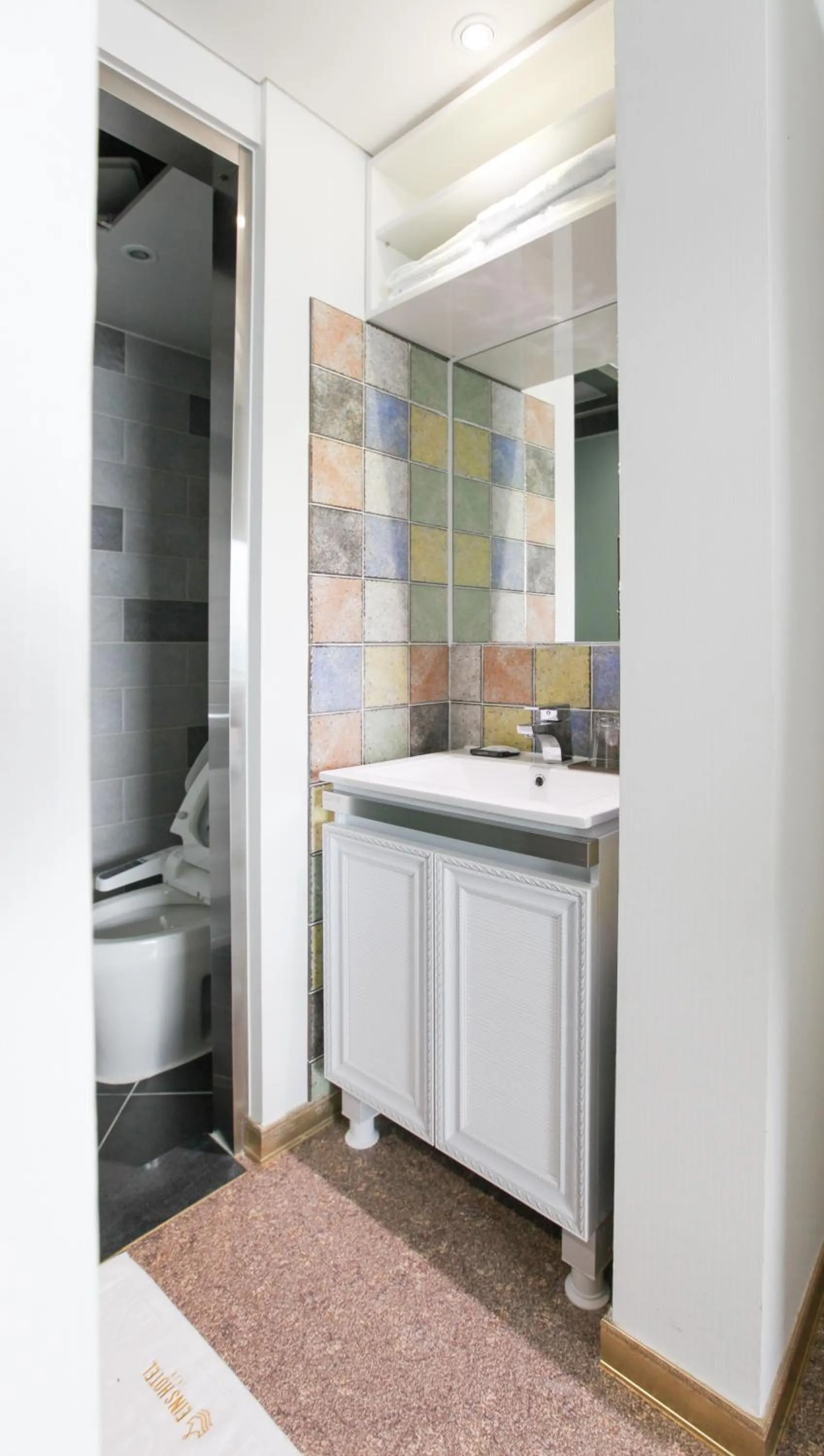 Toilet in Eins Hotel