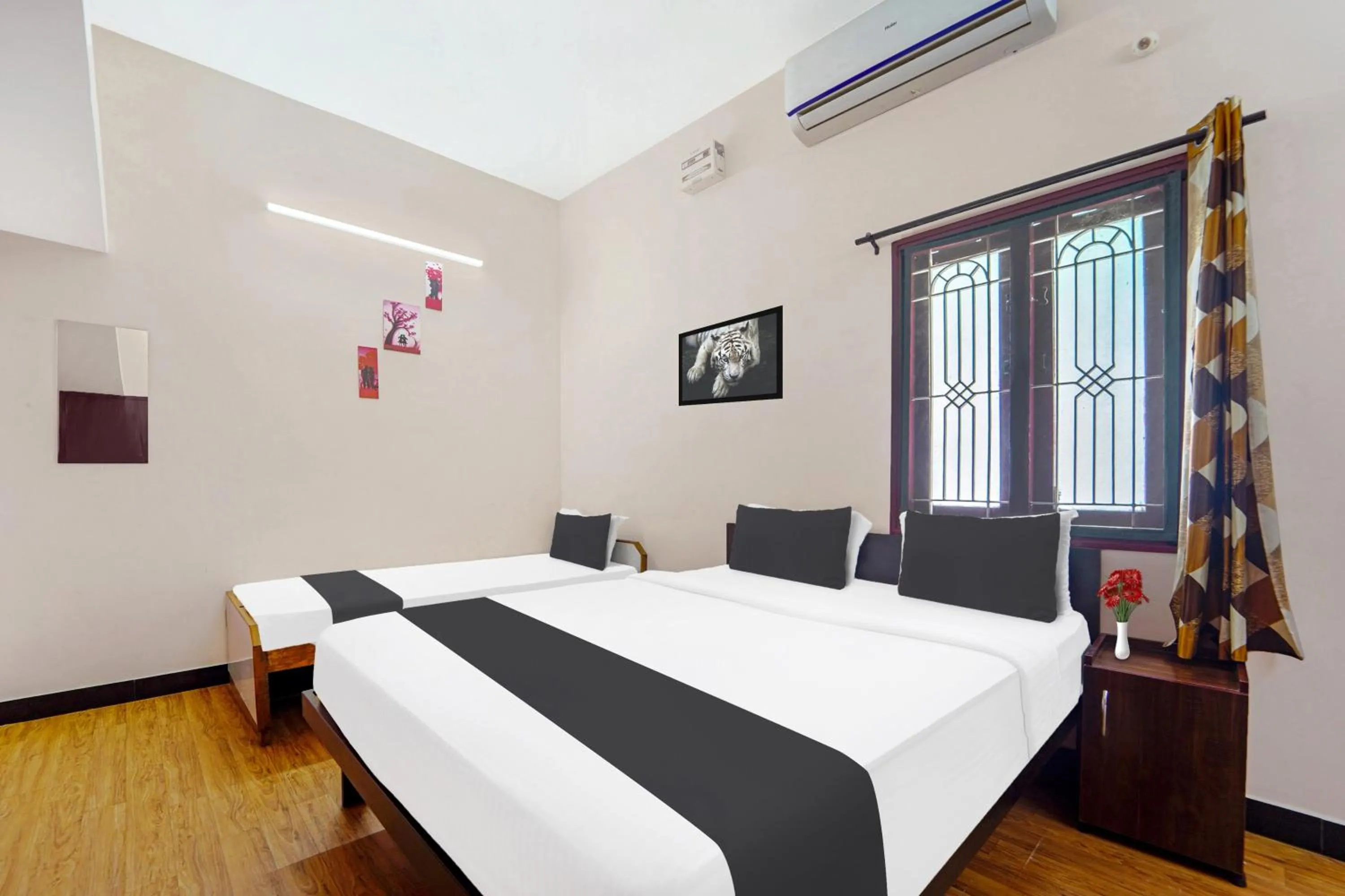 Bedroom, Bed in Super Hotel O Ganapathy Athipalayam Pirivu Road