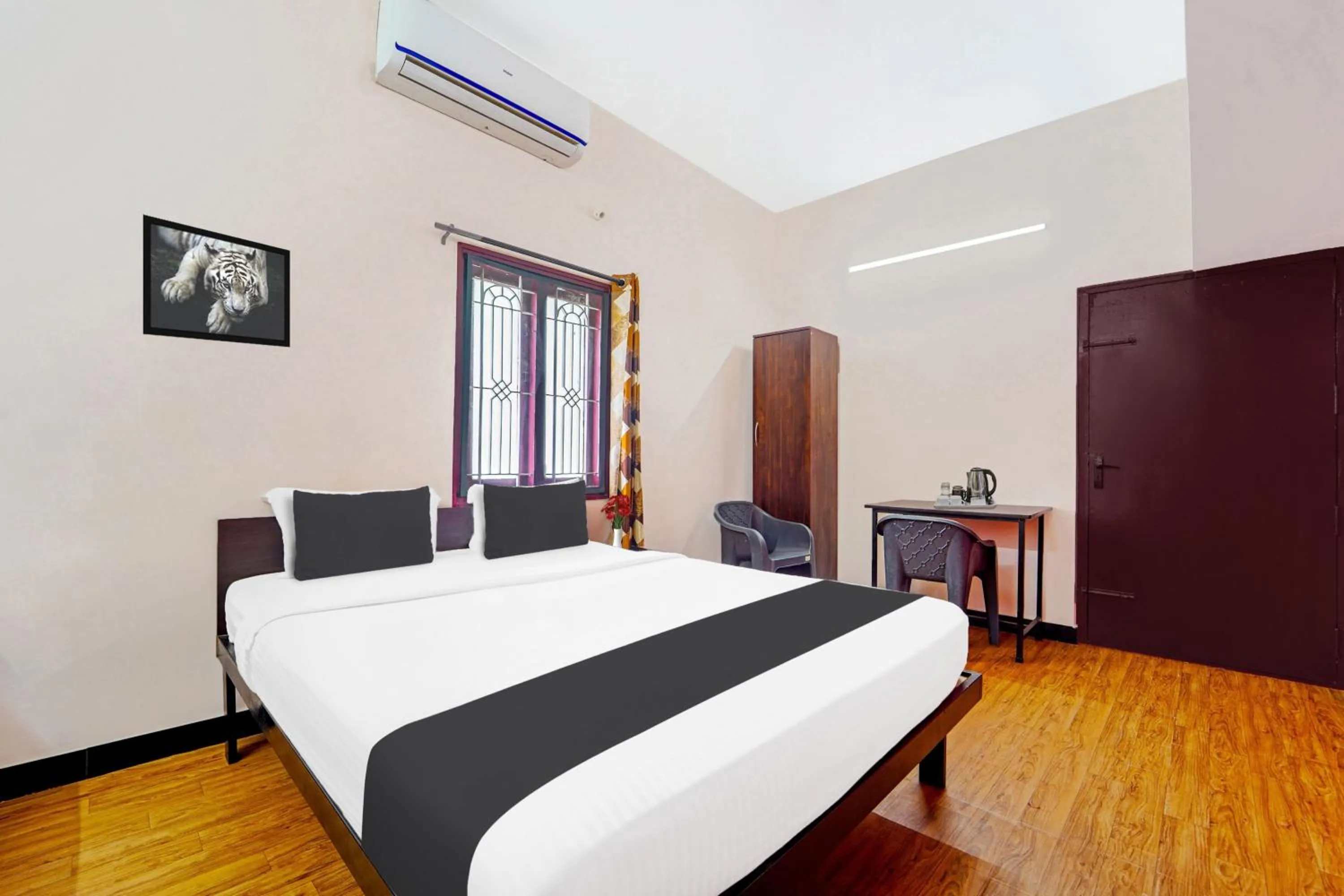 Bedroom, Bed in Super Hotel O Ganapathy Athipalayam Pirivu Road