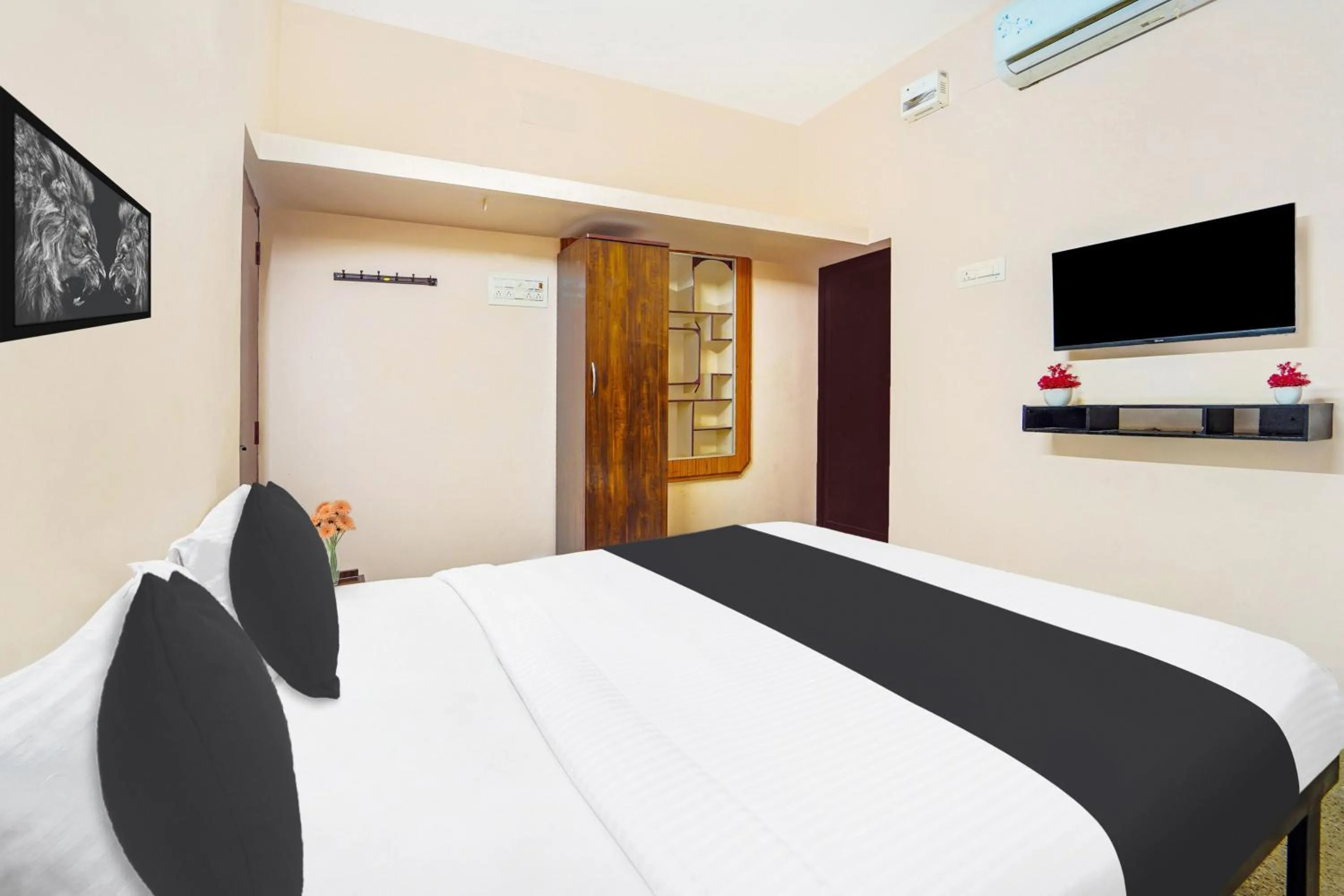 Bedroom, Bed in Super Hotel O Ganapathy Athipalayam Pirivu Road