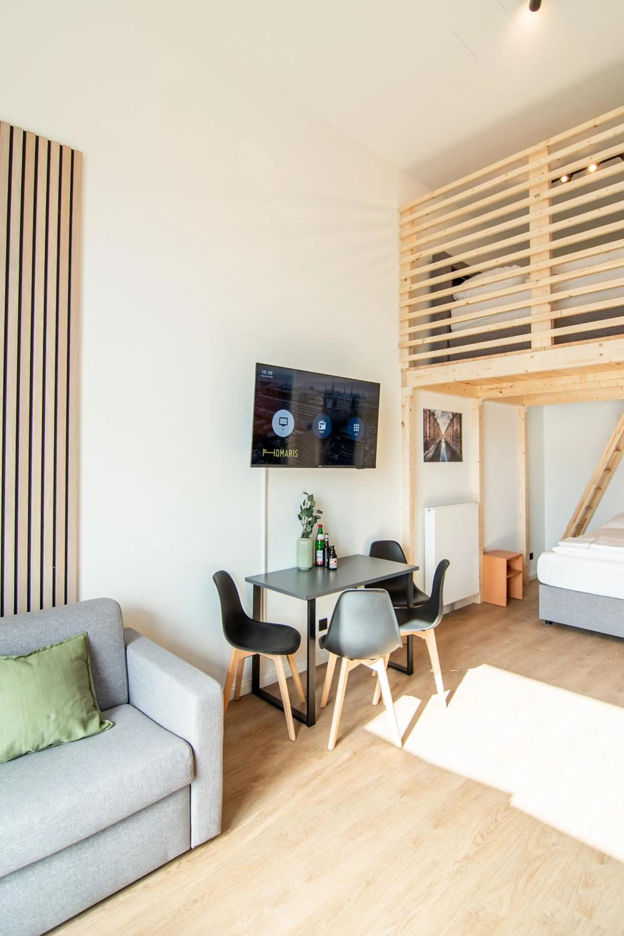 TV and multimedia, Bed in Homaris Apartments Winterhude