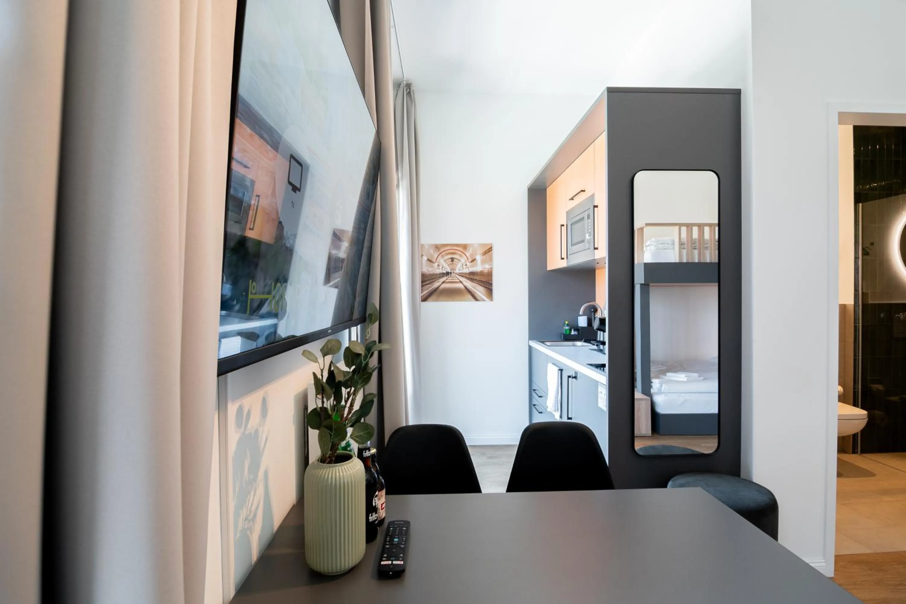 TV and multimedia, Bed in Homaris Apartments Winterhude