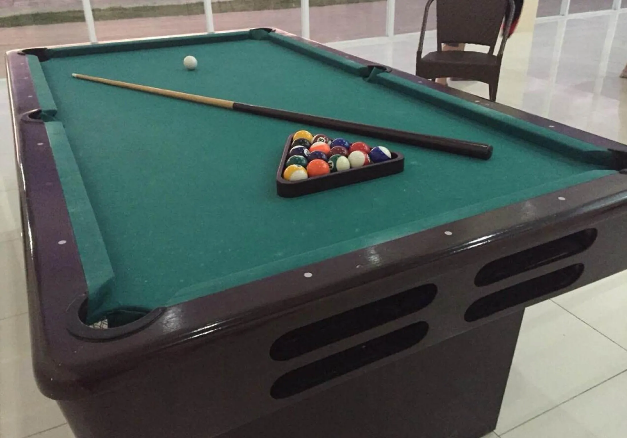 Billiard in Blowing in the Wind - Lake View Apartments