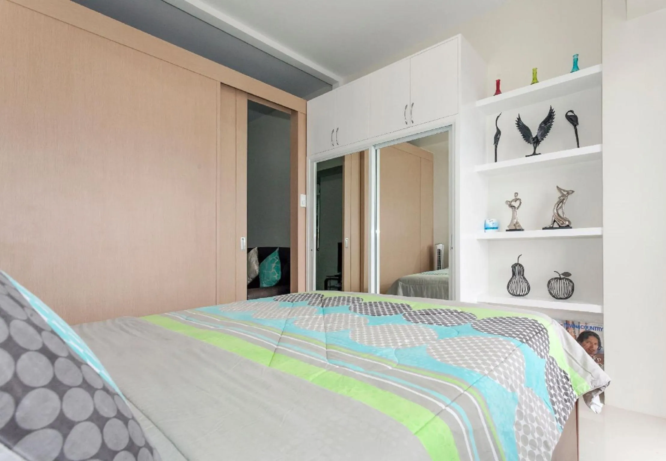 Bed in Blowing in the Wind - Lake View Apartments