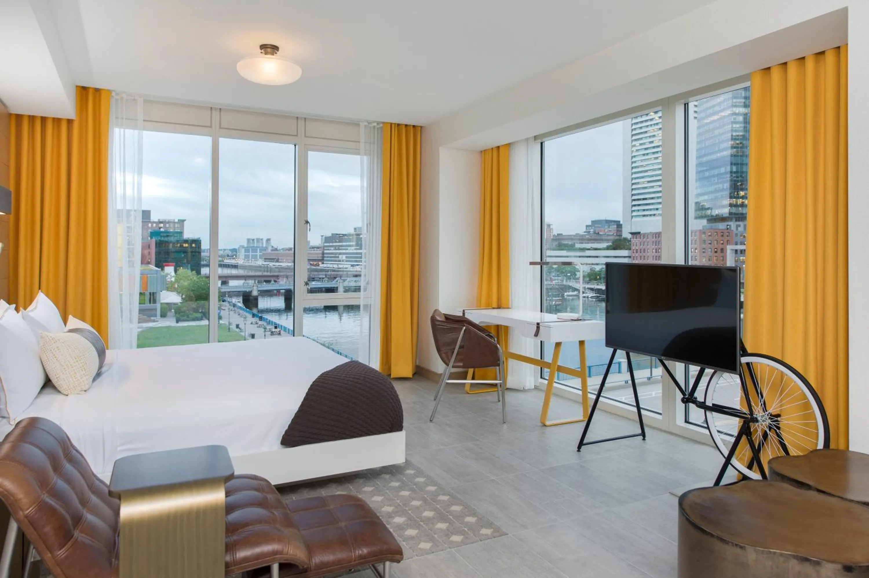 Bedroom, Bed in The Envoy Hotel, Autograph Collection