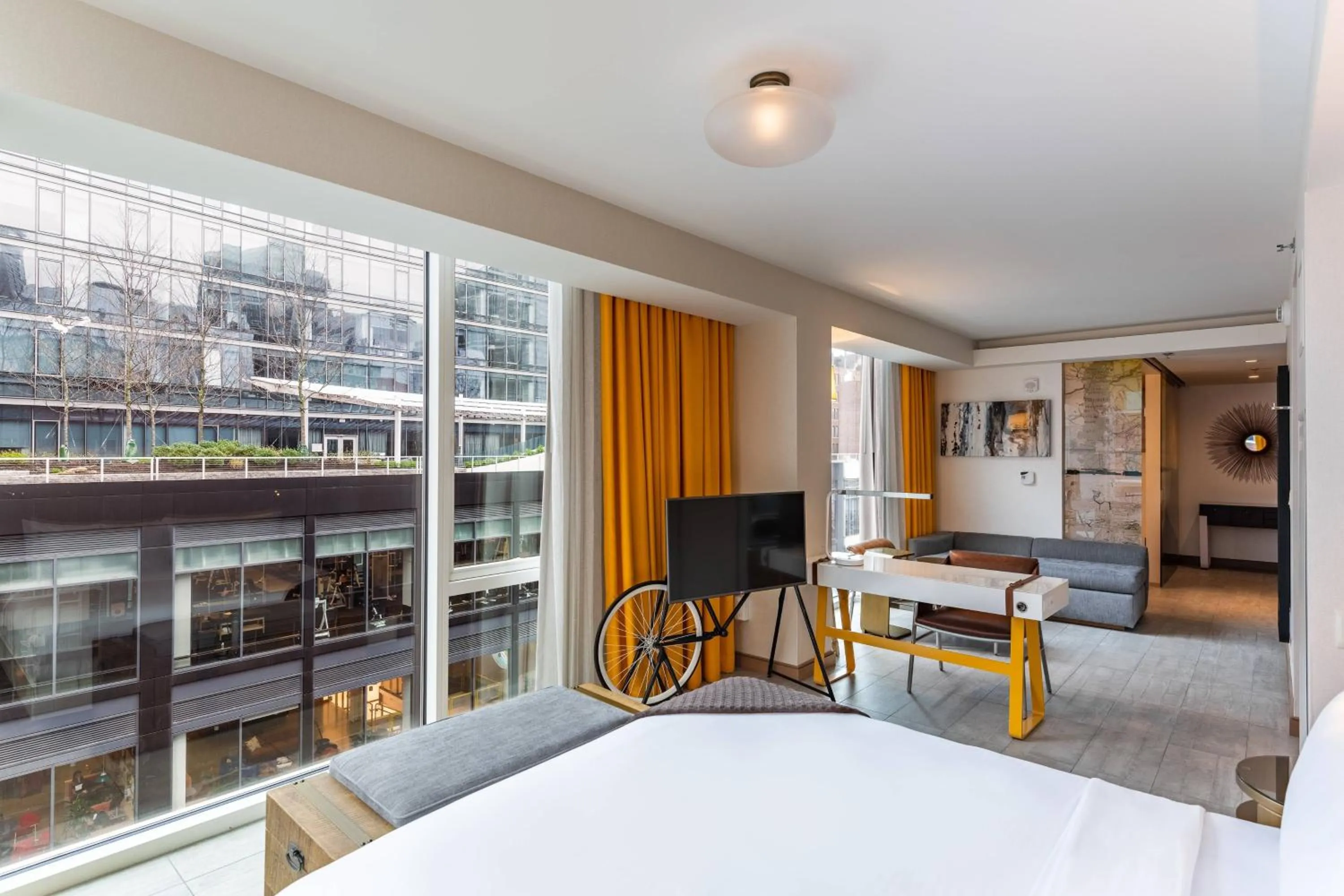 Photo of the whole room, Bed in The Envoy Hotel, Autograph Collection