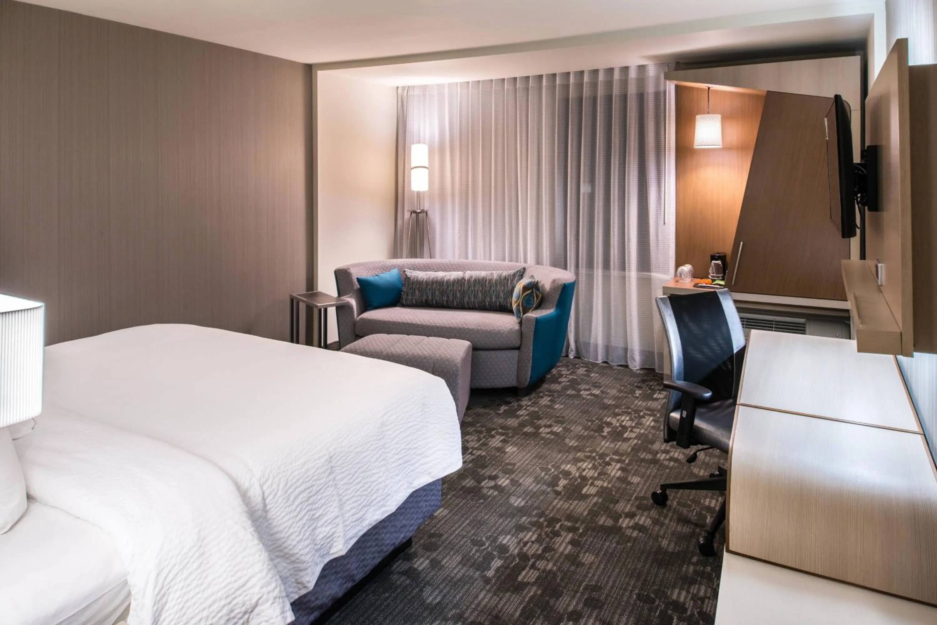 Photo of the whole room, Bed in Courtyard by Marriott Jacksonville