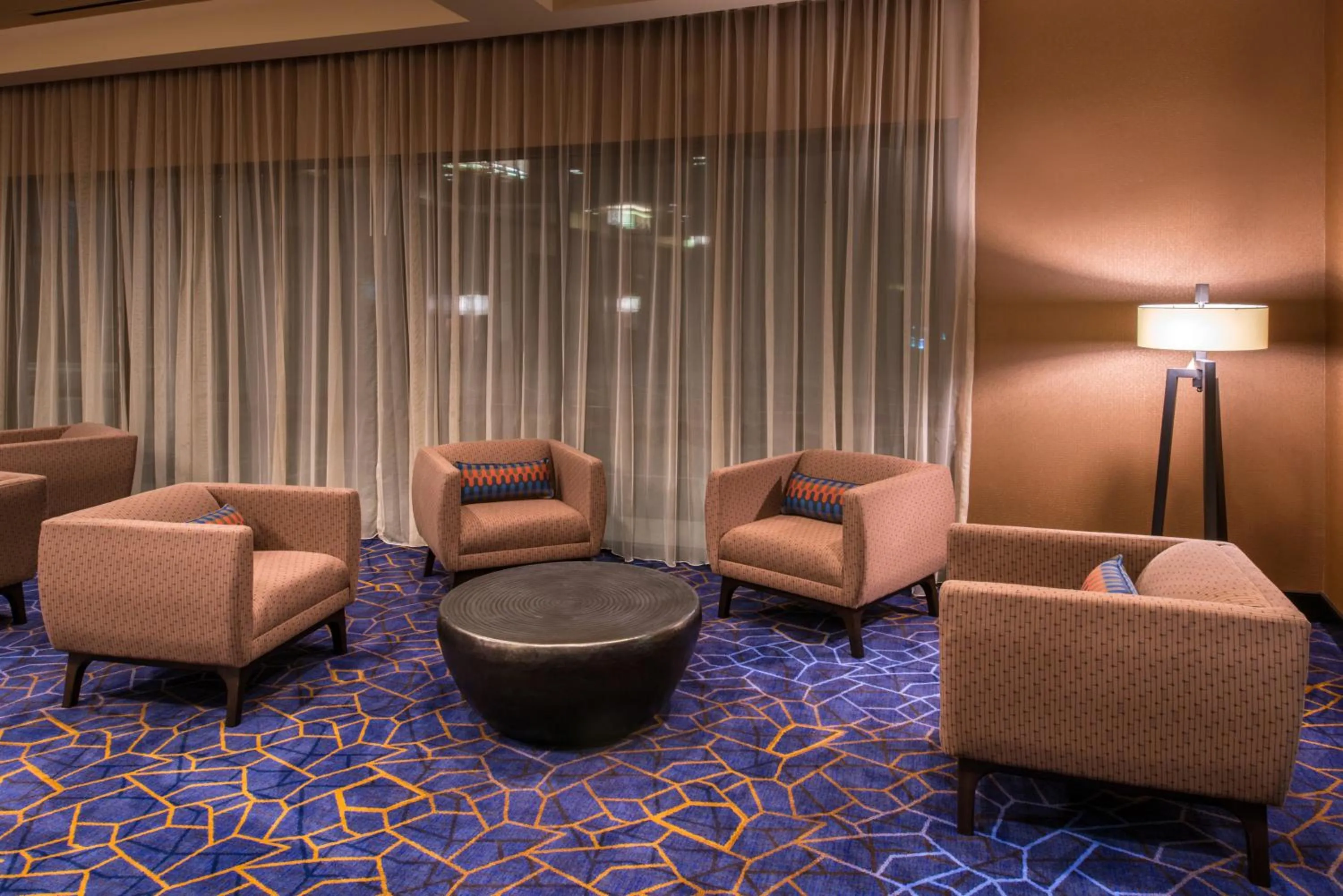 Seating area in Courtyard by Marriott Jacksonville