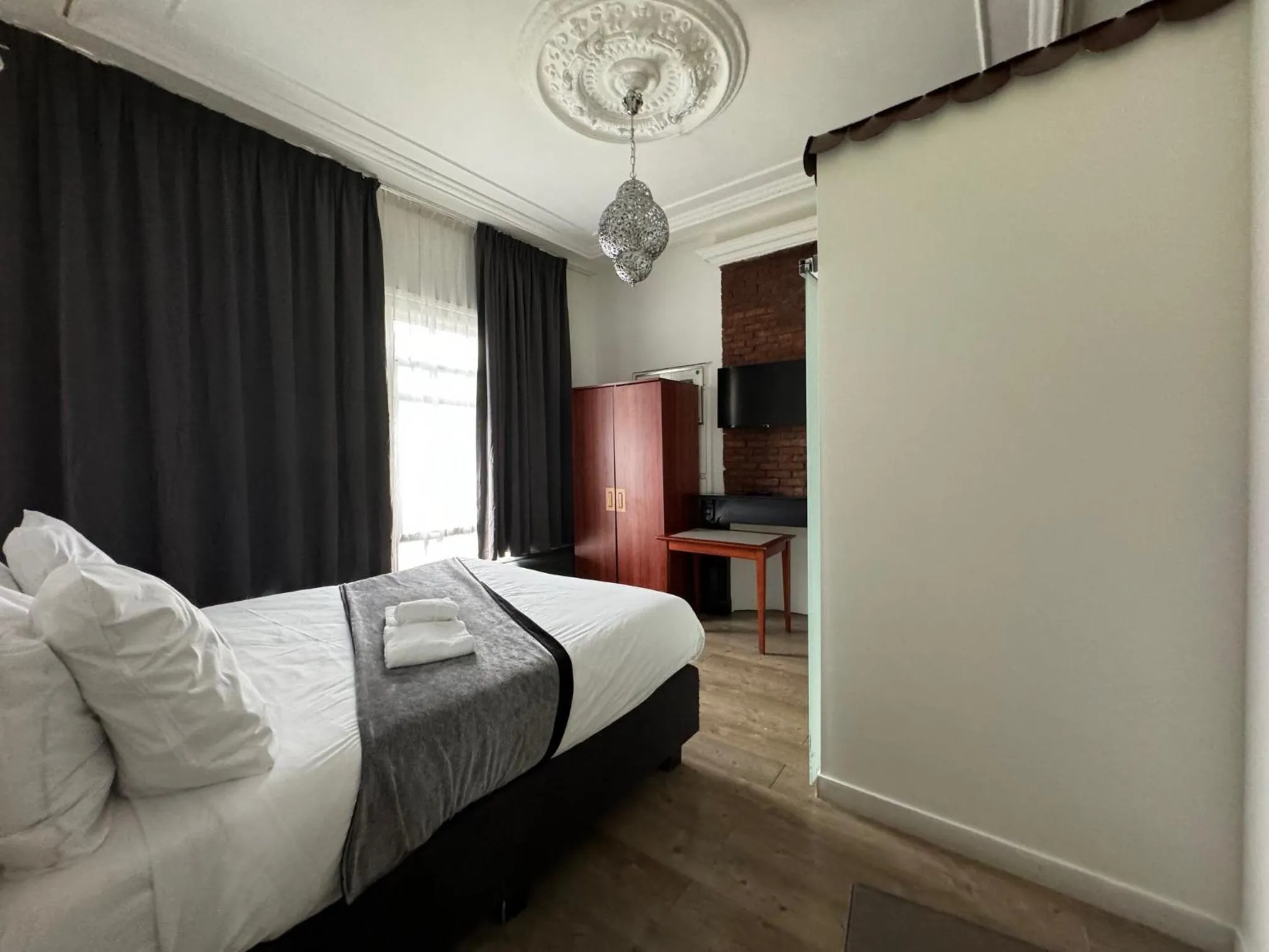 Bedroom, Bed in Hotel La Belle Vue