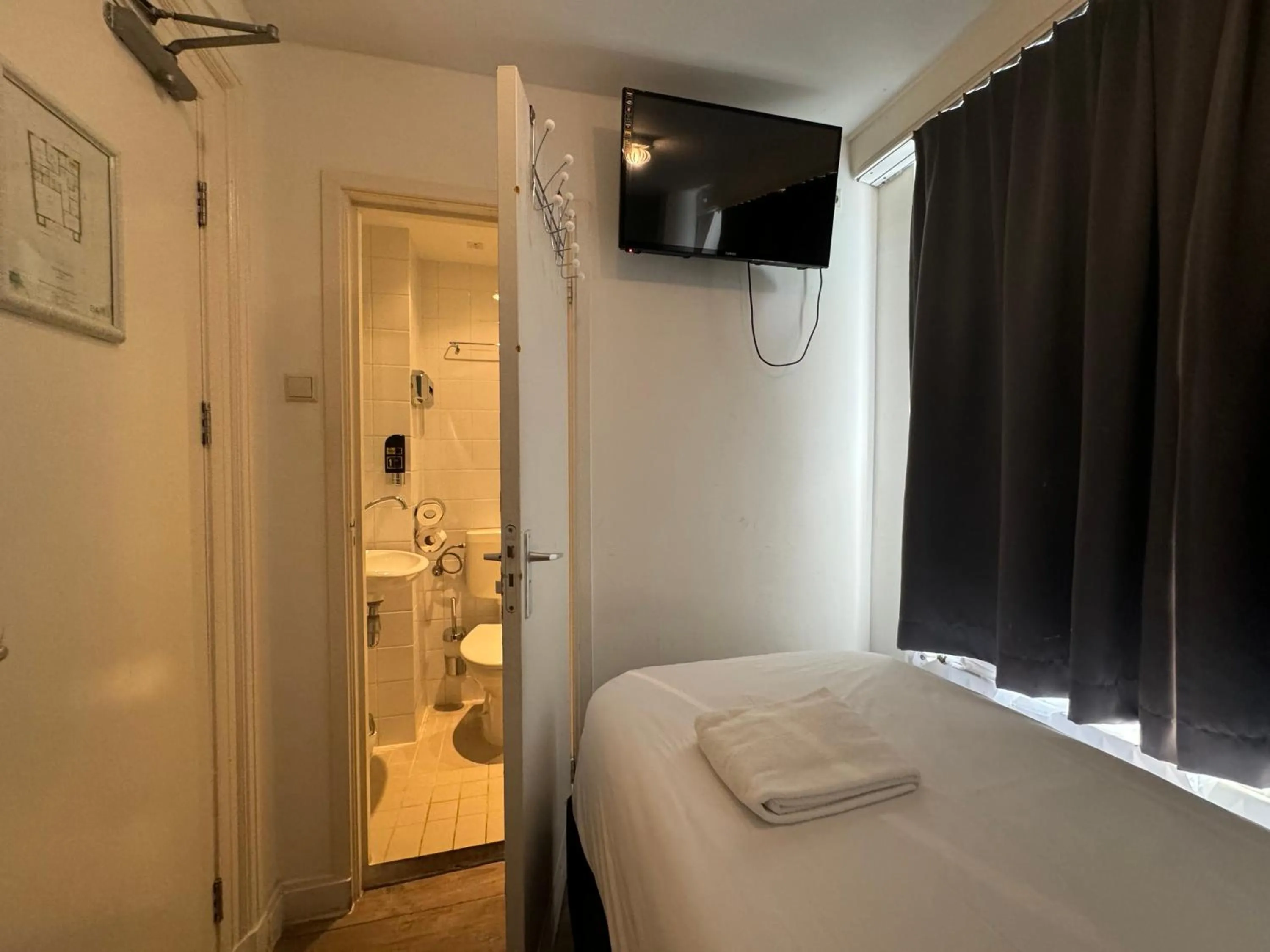 TV and multimedia, Bed in Hotel La Belle Vue