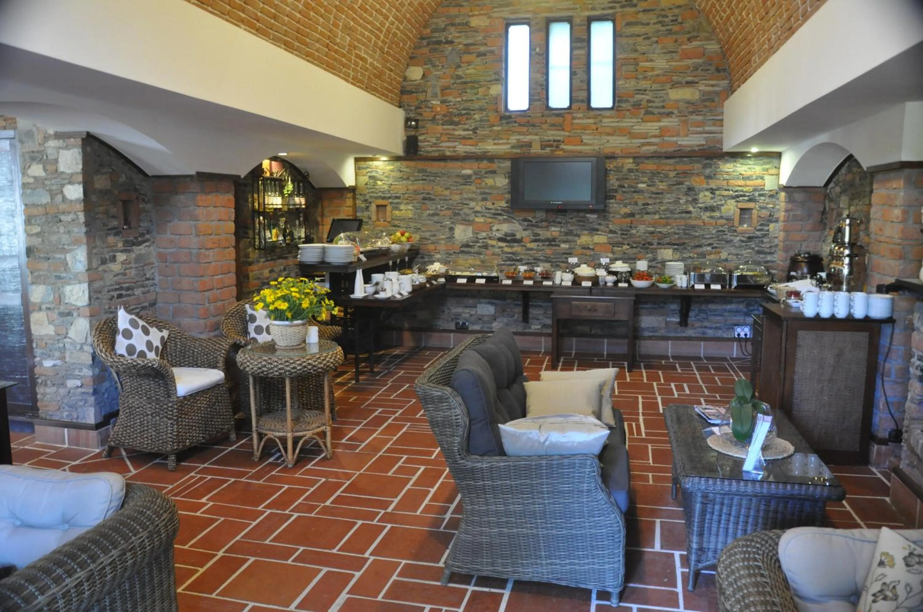 Communal lounge/ TV room in El Vino Hotel & Suites