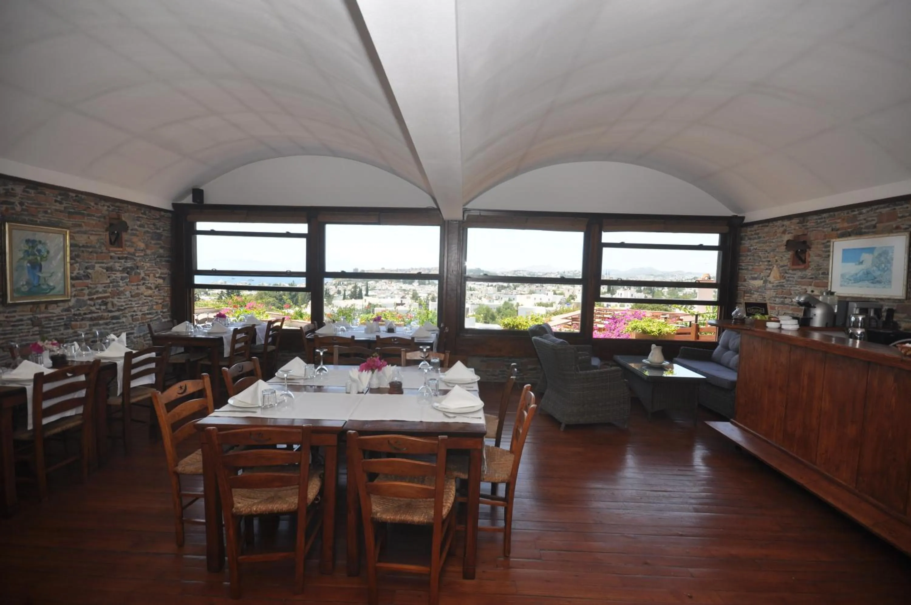 Restaurant/places to eat in El Vino Hotel & Suites