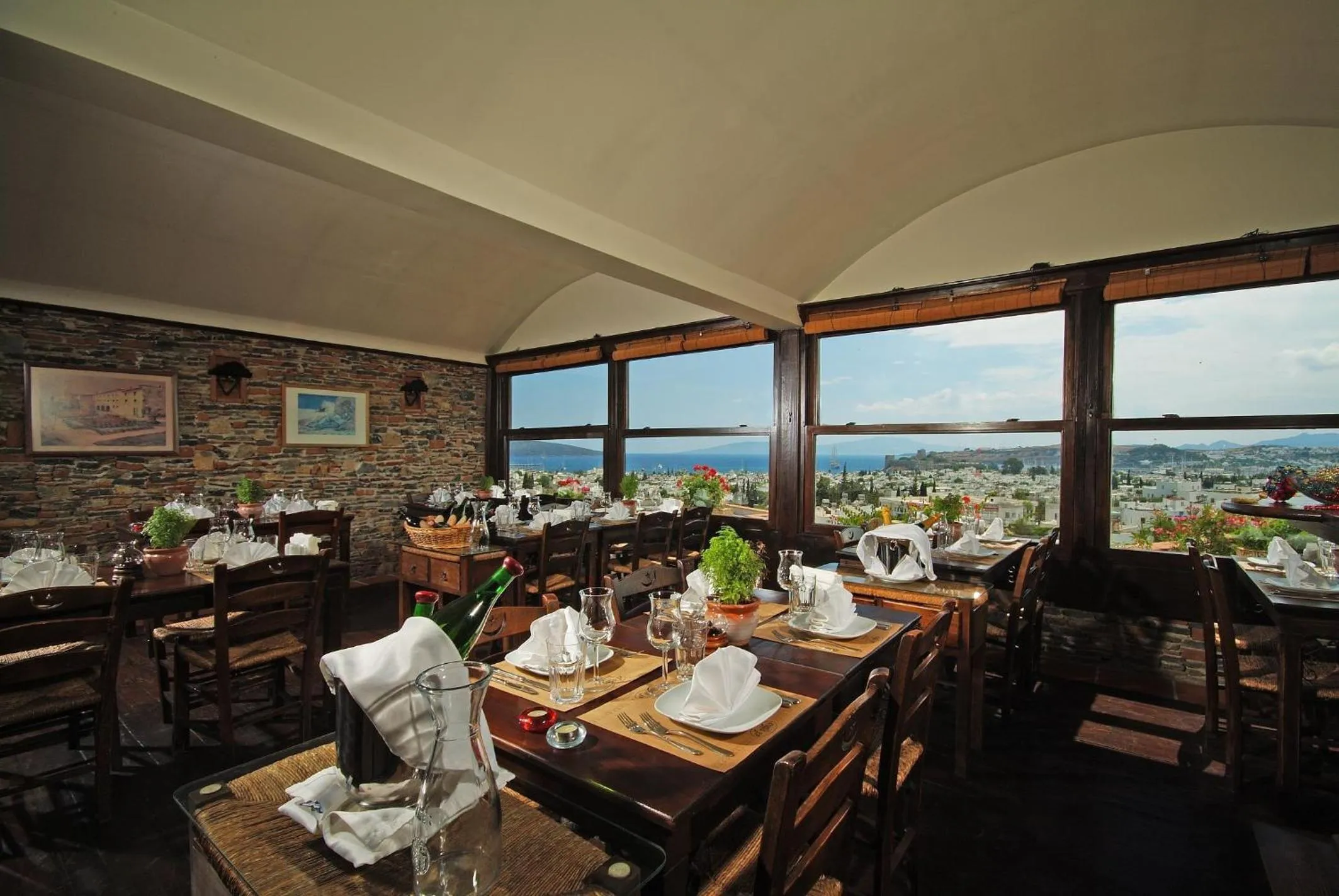 Restaurant/places to eat in El Vino Hotel & Suites