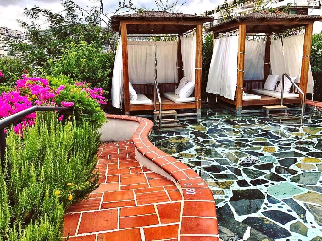 El Vino Hotel & Suites