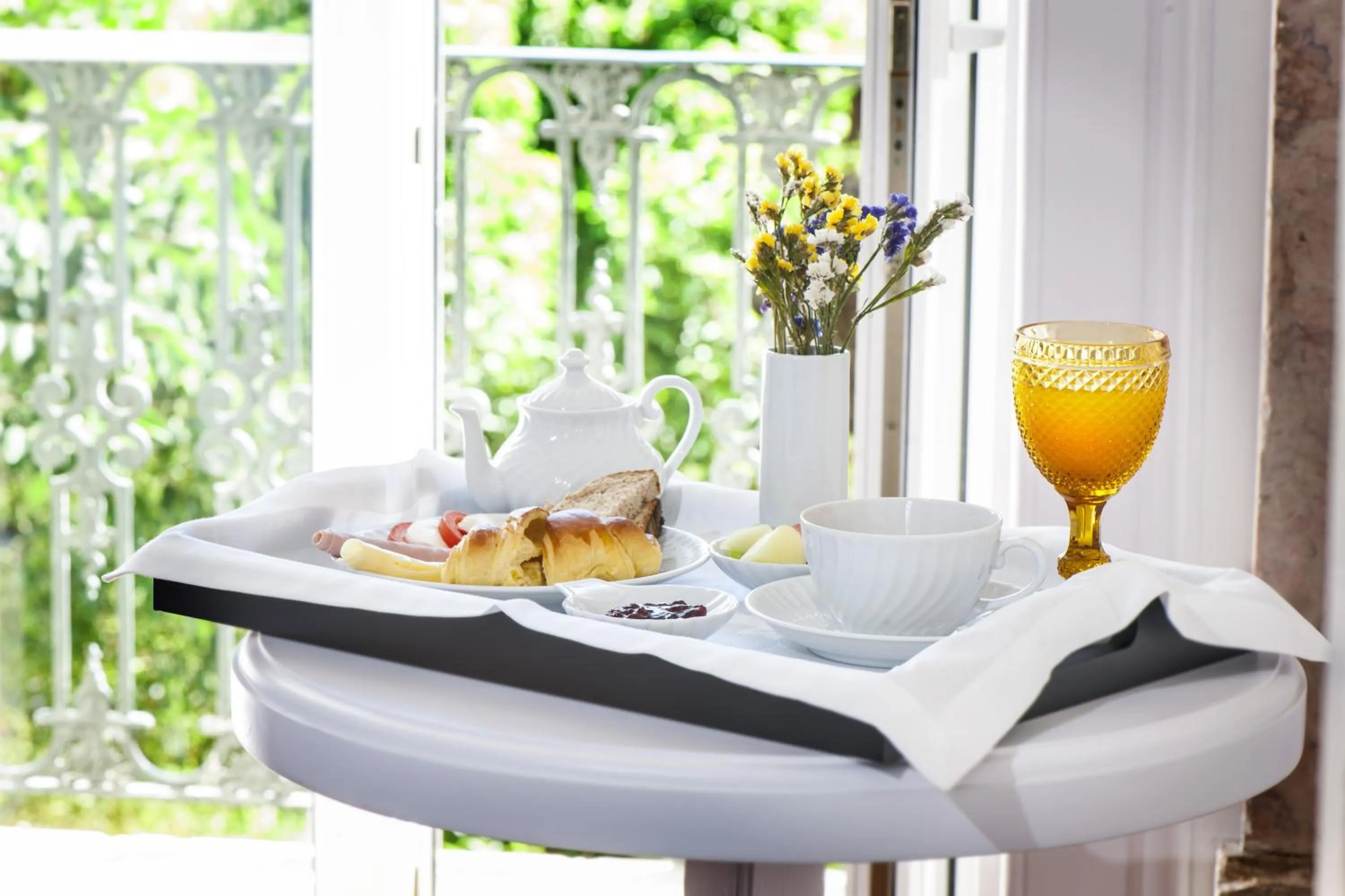 Buffet breakfast in Casa do Principe