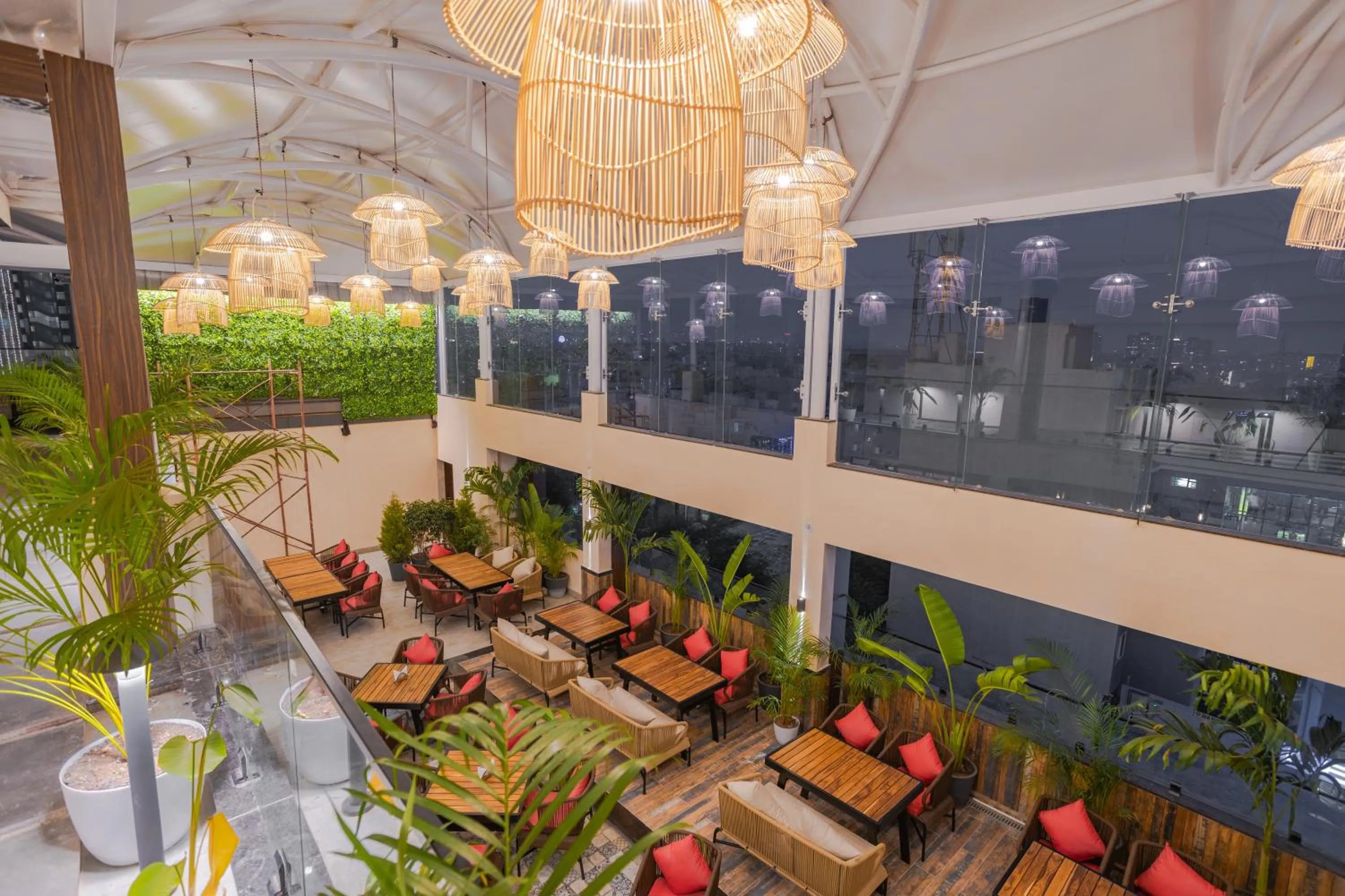 Restaurant/places to eat in Hotel Golden Aura