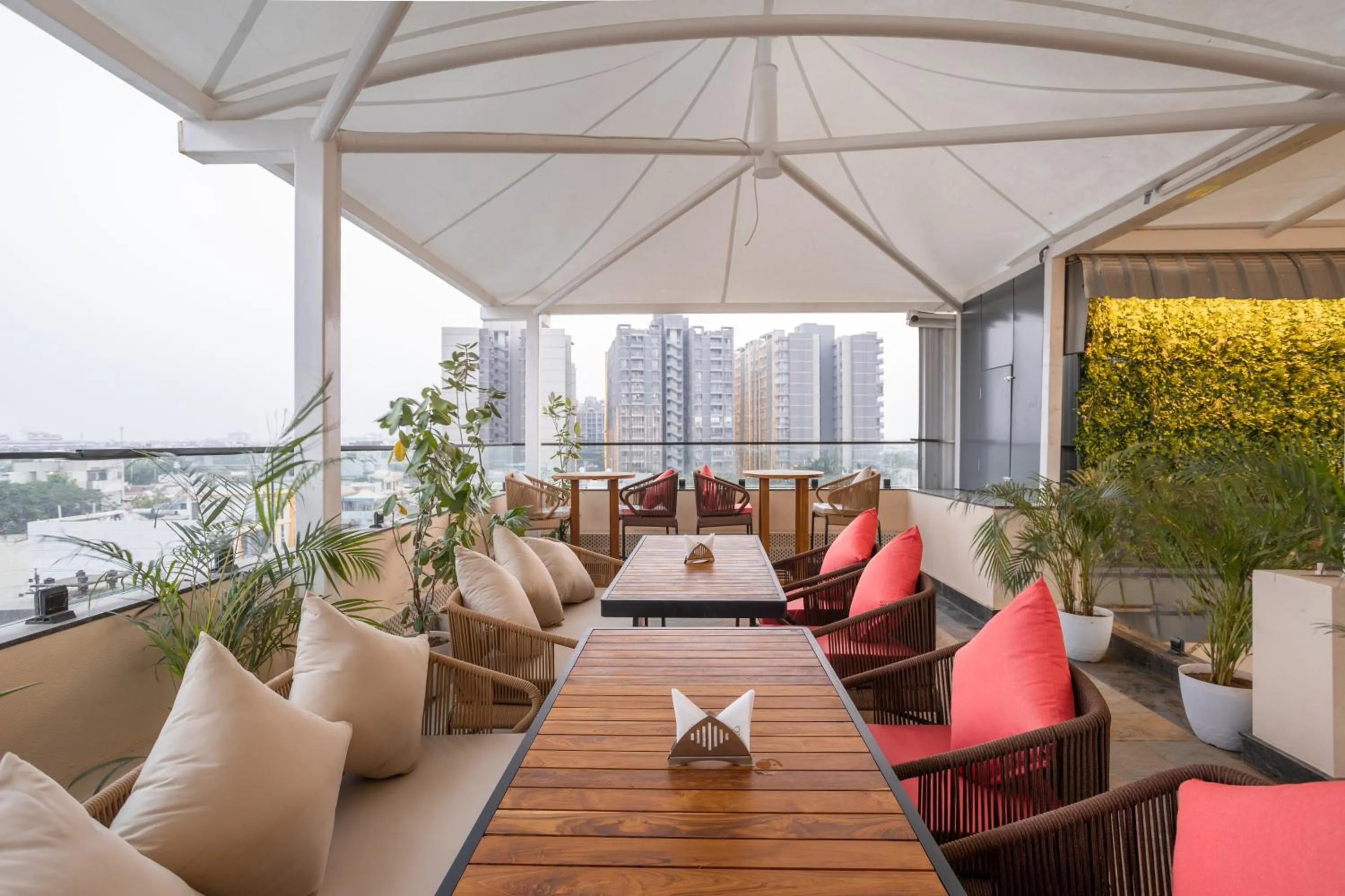 Restaurant/places to eat in Hotel Golden Aura