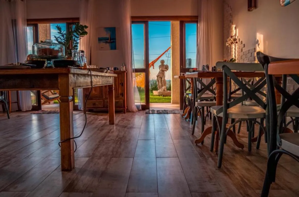 Mar Egeu Arte & Pouso