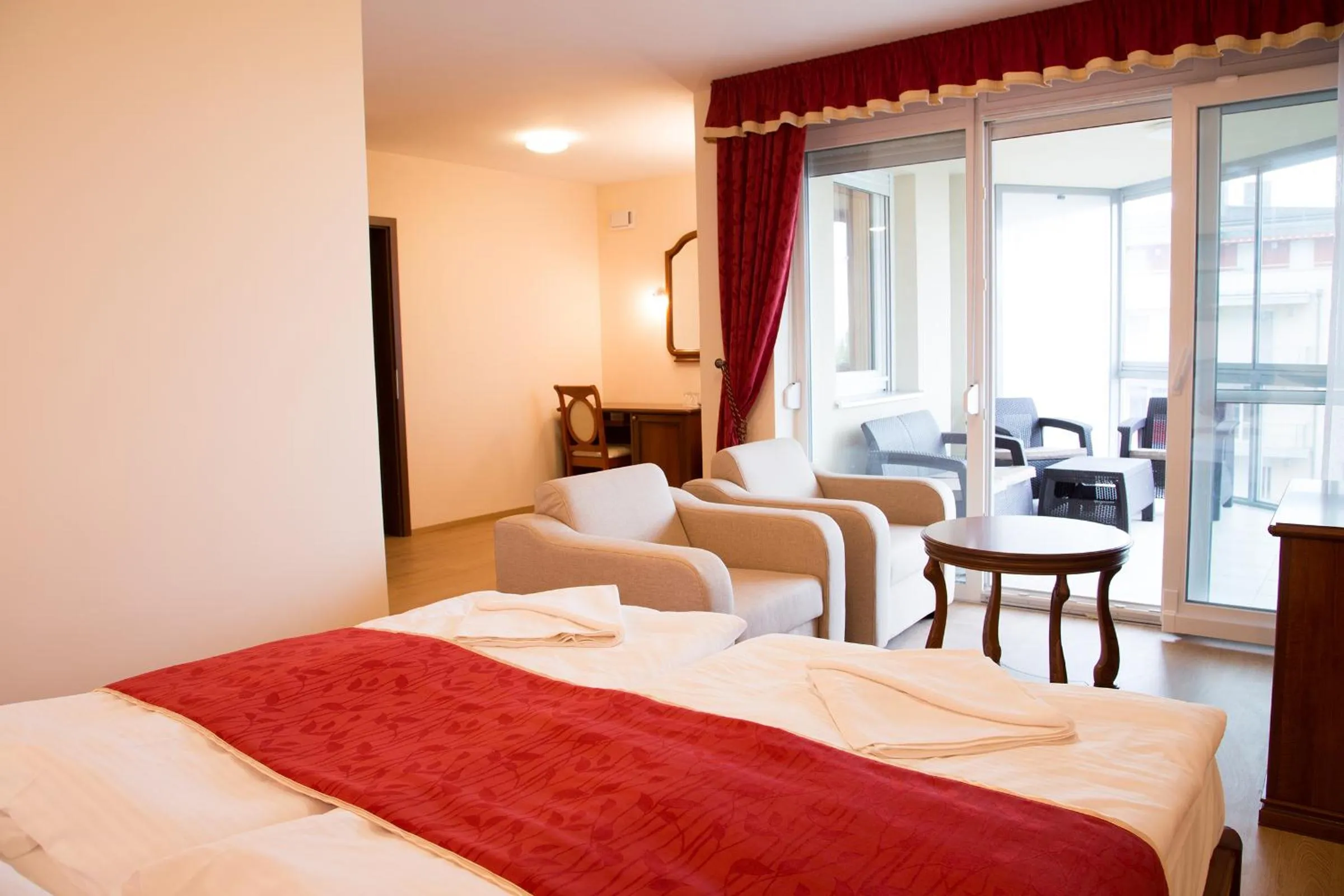 Photo of the whole room, Bed in Luxury Hotel Siófok