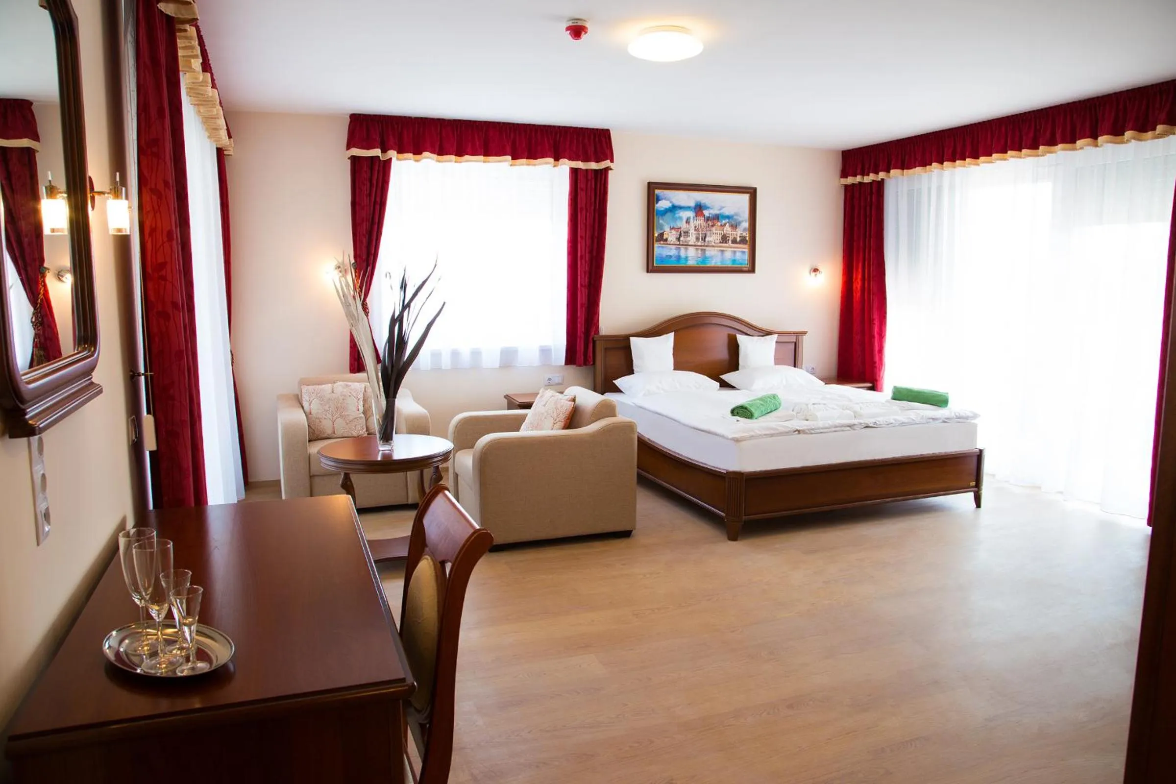 Photo of the whole room, Bed in Luxury Hotel Siófok