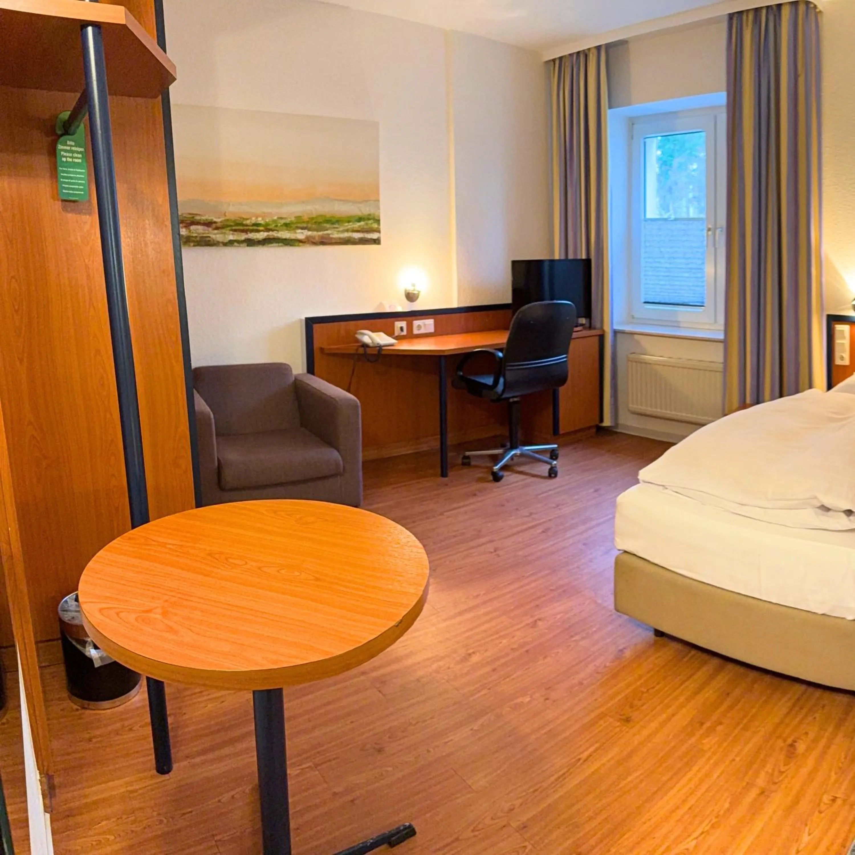 Photo of the whole room, Bed in Keyless Boardinghouse