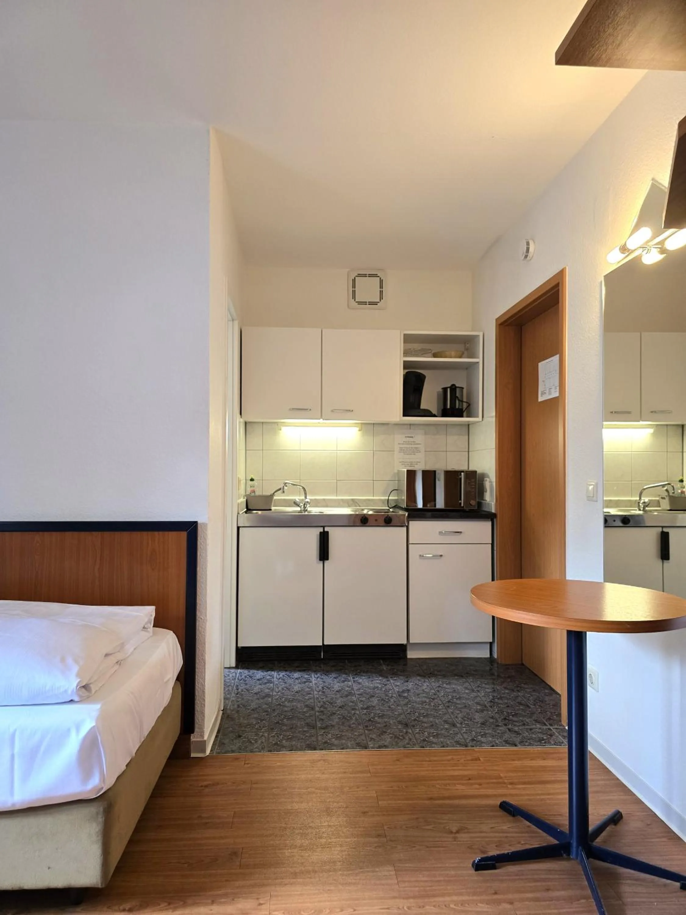 kitchen, Bed in Keyless Boardinghouse