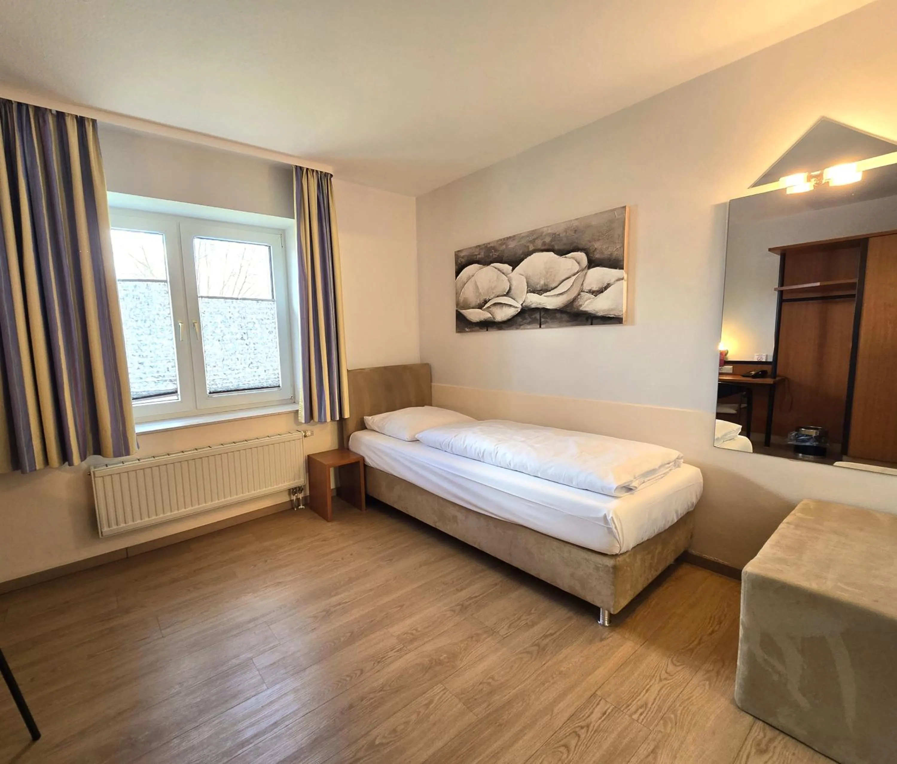 Photo of the whole room, Bed in Keyless Boardinghouse