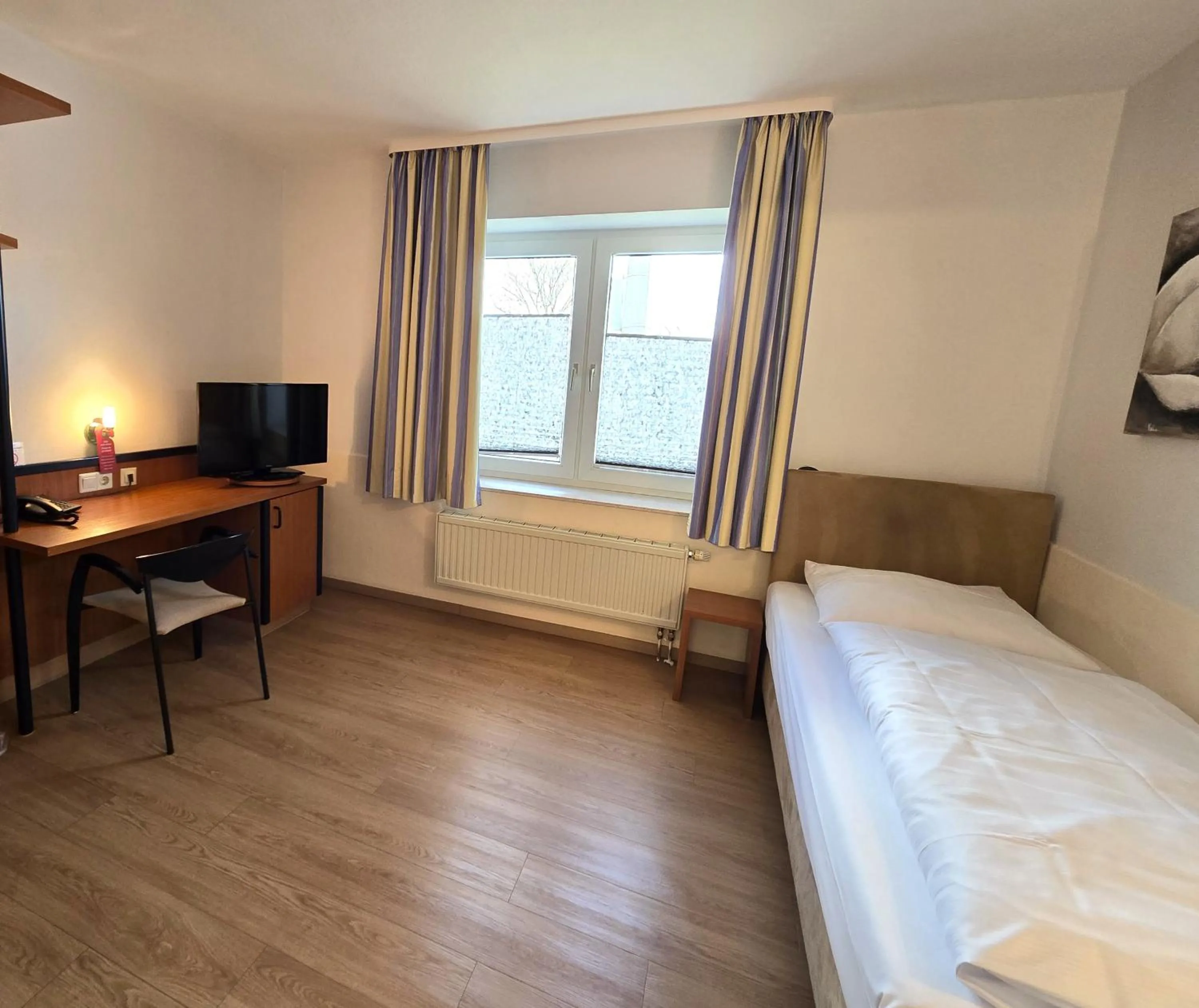 Photo of the whole room, Bed in Keyless Boardinghouse