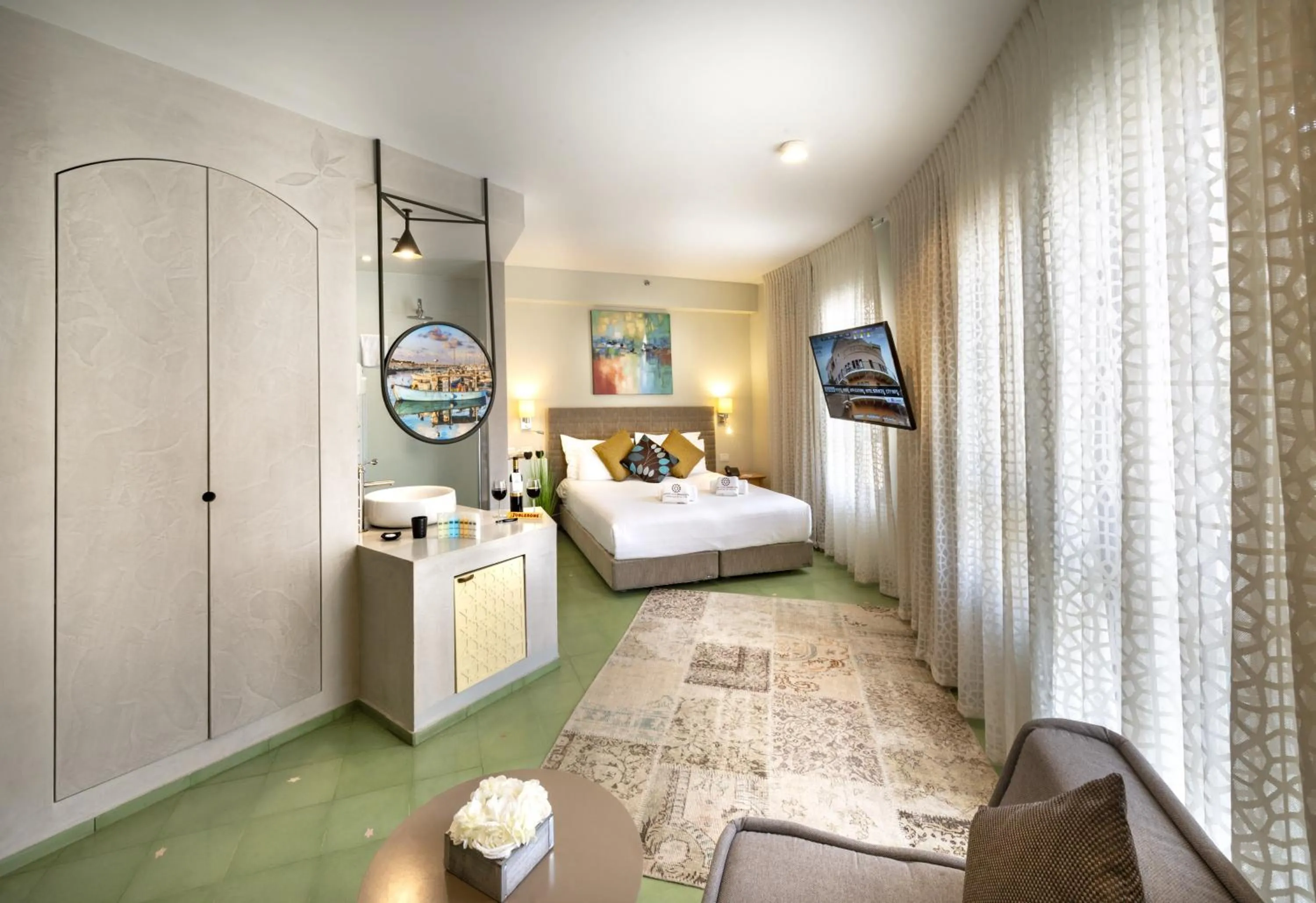 Shower, Bed in Margosa Boutique Hotel Tel-Aviv Jaffa