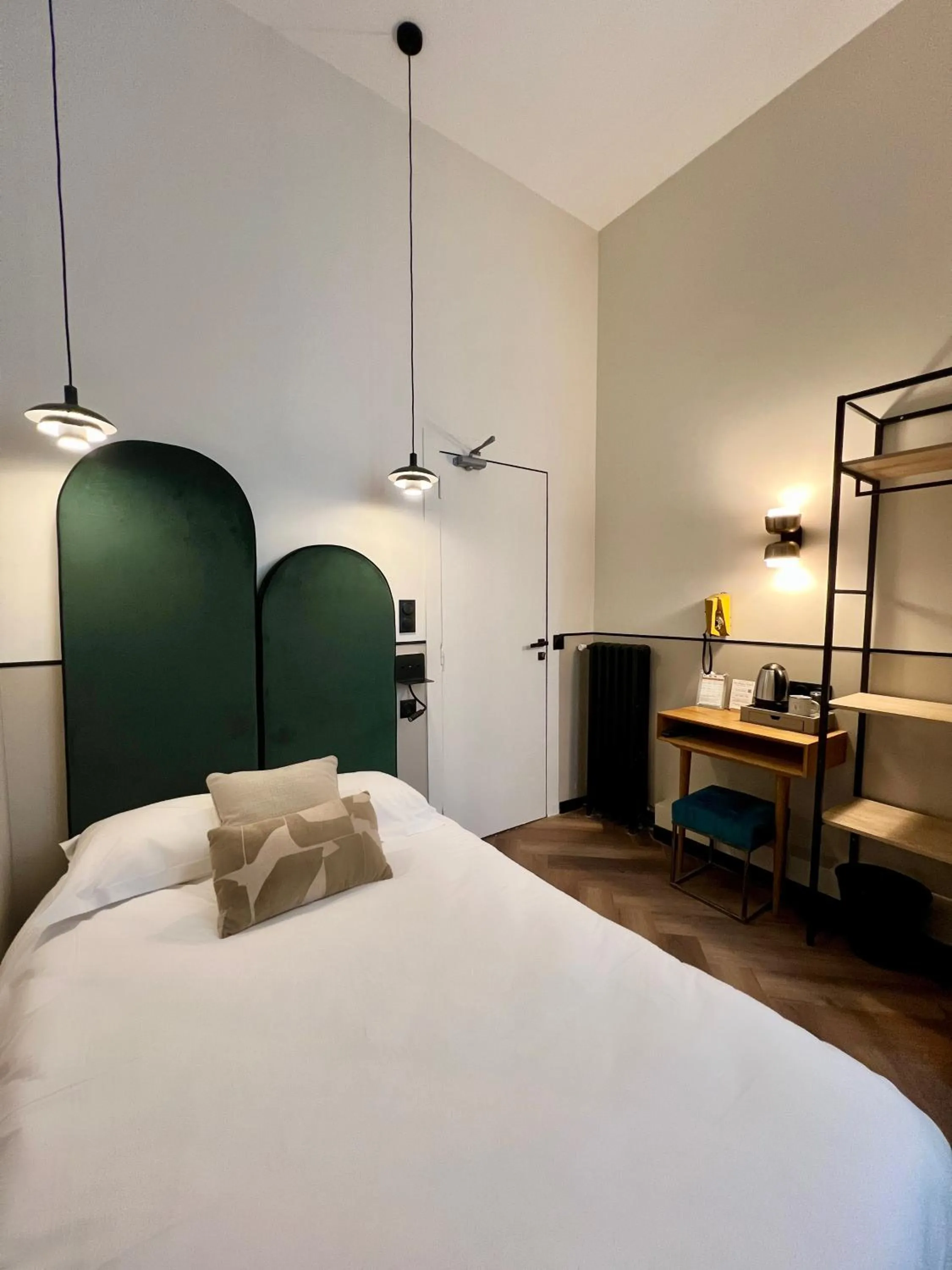 Photo of the whole room, Bed in Hôtel des Beaux Arts