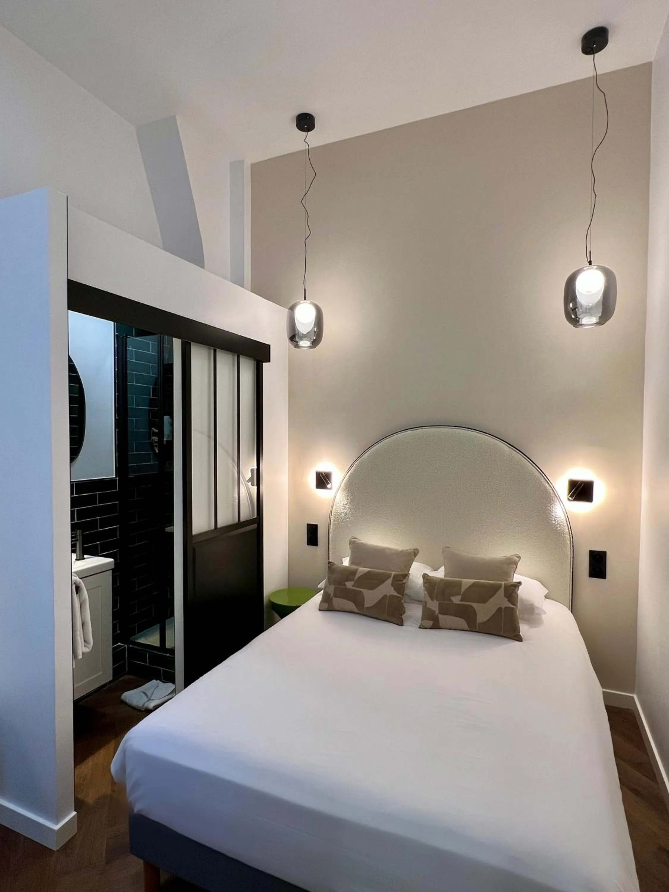 Bed in Hôtel des Beaux Arts