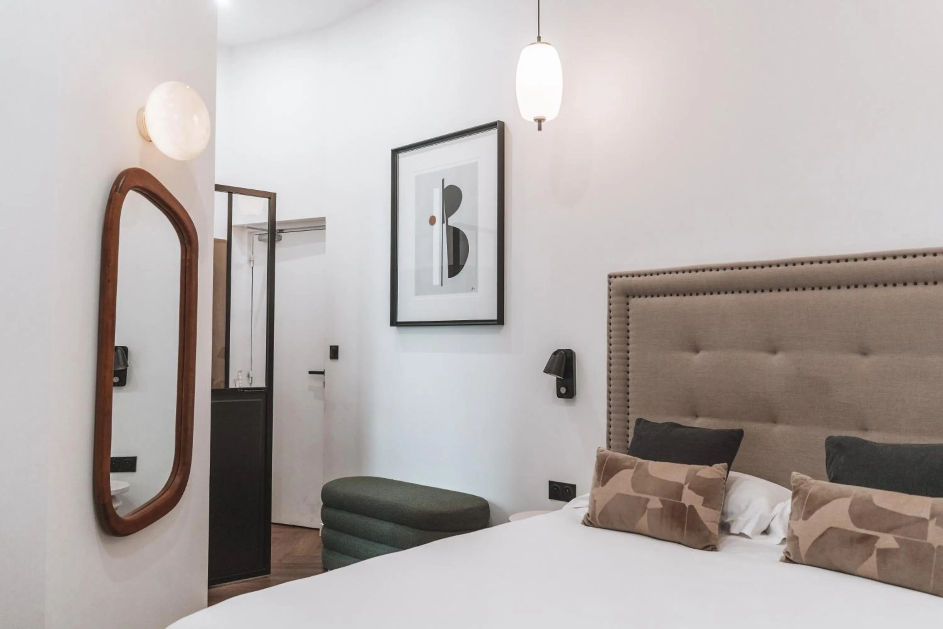 Photo of the whole room, Bed in Hôtel des Beaux Arts