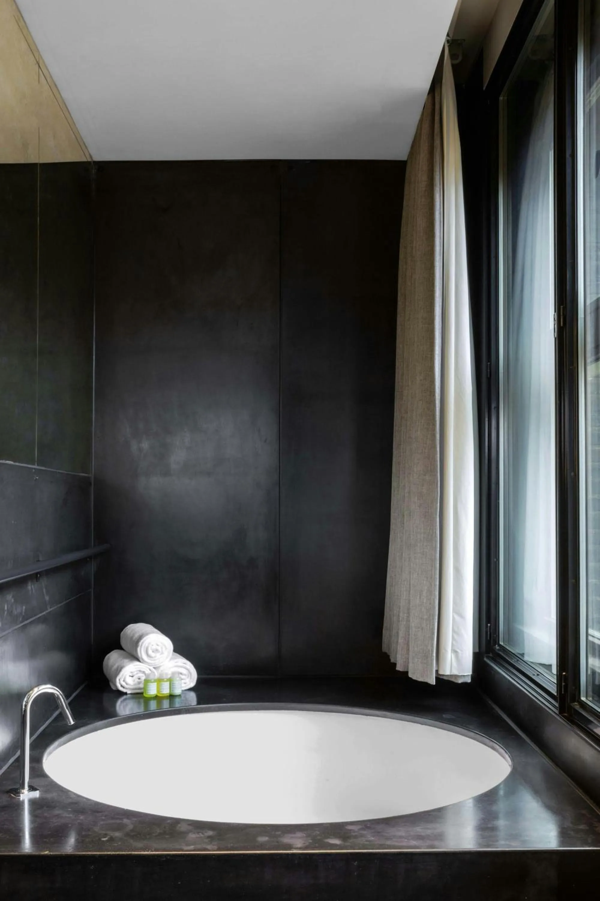 Photo of the whole room in W Amsterdam