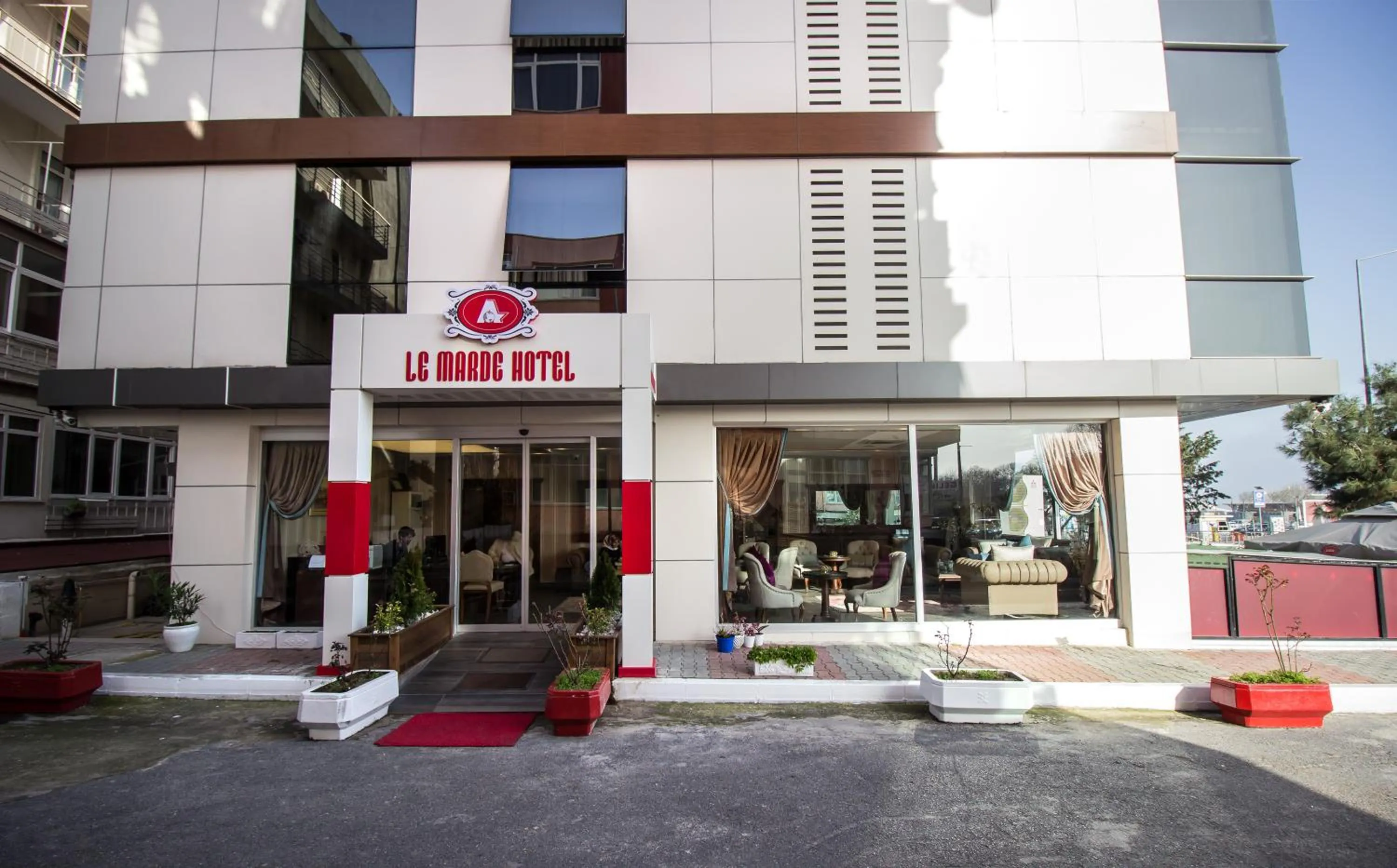 Facade/entrance in Le Marde Hotel